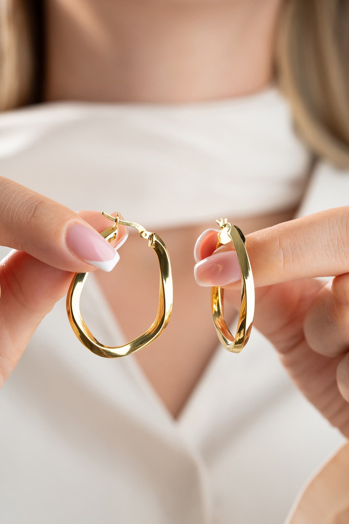 925 Ayar Gümüş Gold Kaplama Oval Burgulu Tasarım Şarnel Halka Küpe