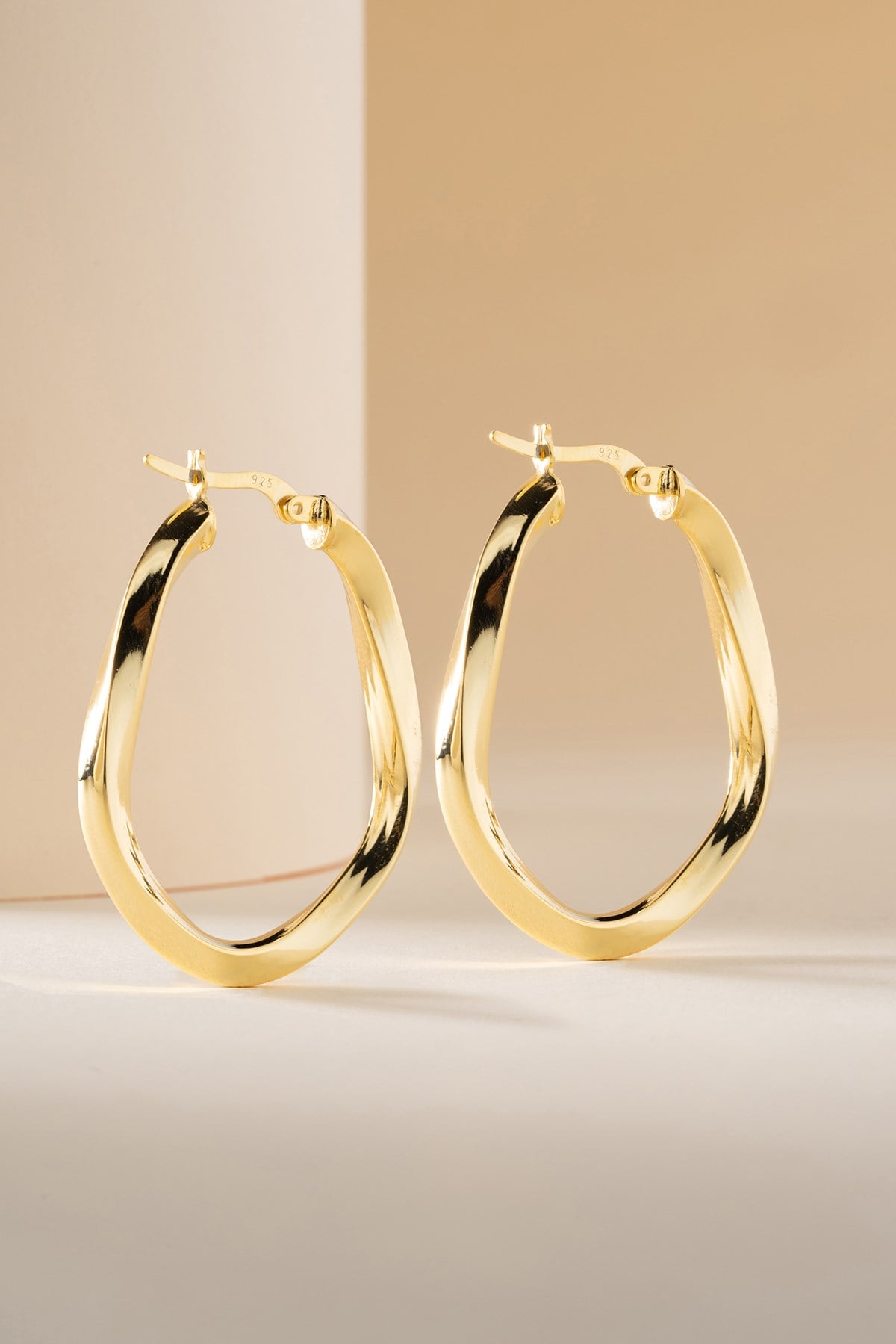 925 Ayar Gümüş Gold Kaplama Oval Burgulu Tasarım Şarnel Halka Küpe