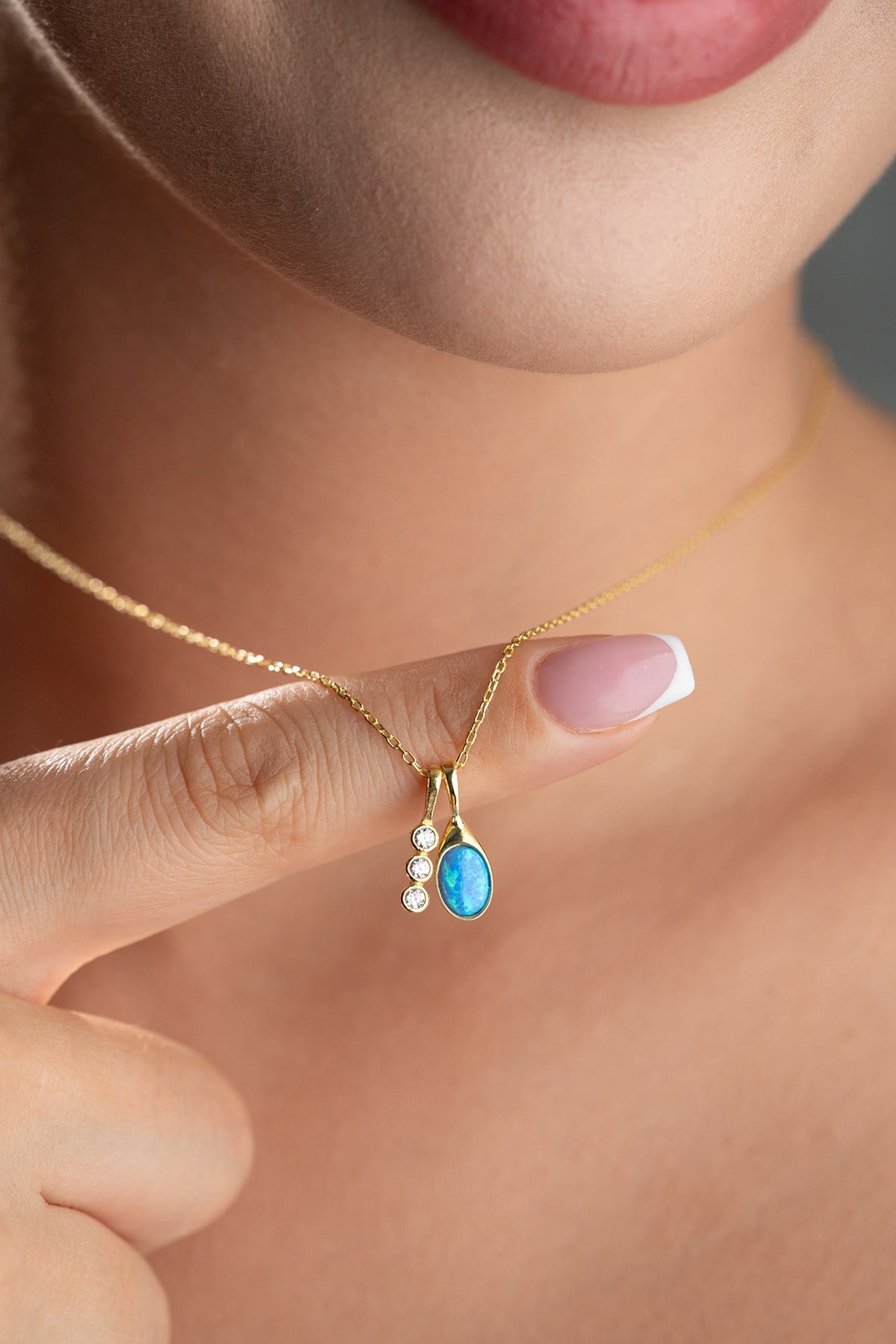 925 Ayar Gümüş Gold Kaplama Oval Opal Taşlı Zirkon Taş Figürlü Kolye