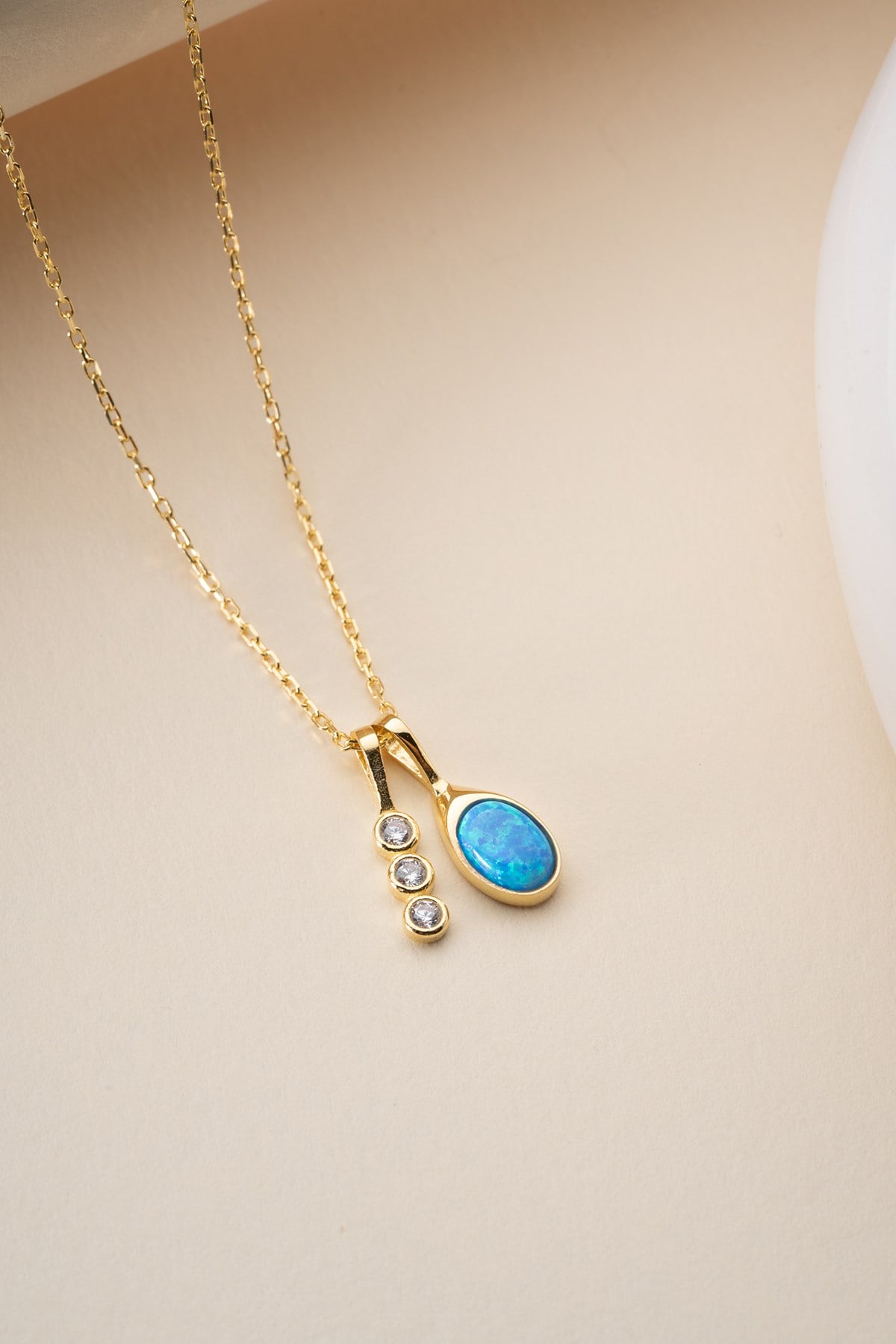 925 Ayar Gümüş Gold Kaplama Oval Opal Taşlı Zirkon Taş Figürlü Kolye