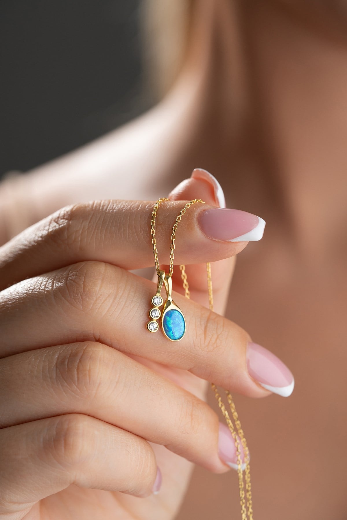 925 Ayar Gümüş Gold Kaplama Oval Opal Taşlı Zirkon Taş Figürlü Kolye