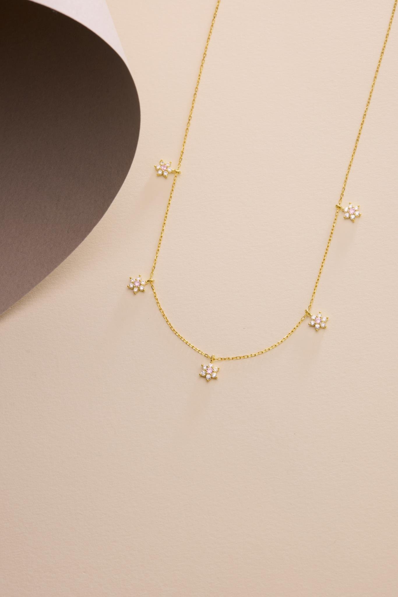 925 Ayar Gümüş Gold Kaplama Pembe Taşlı Minimal Çiçek Şans Kolye