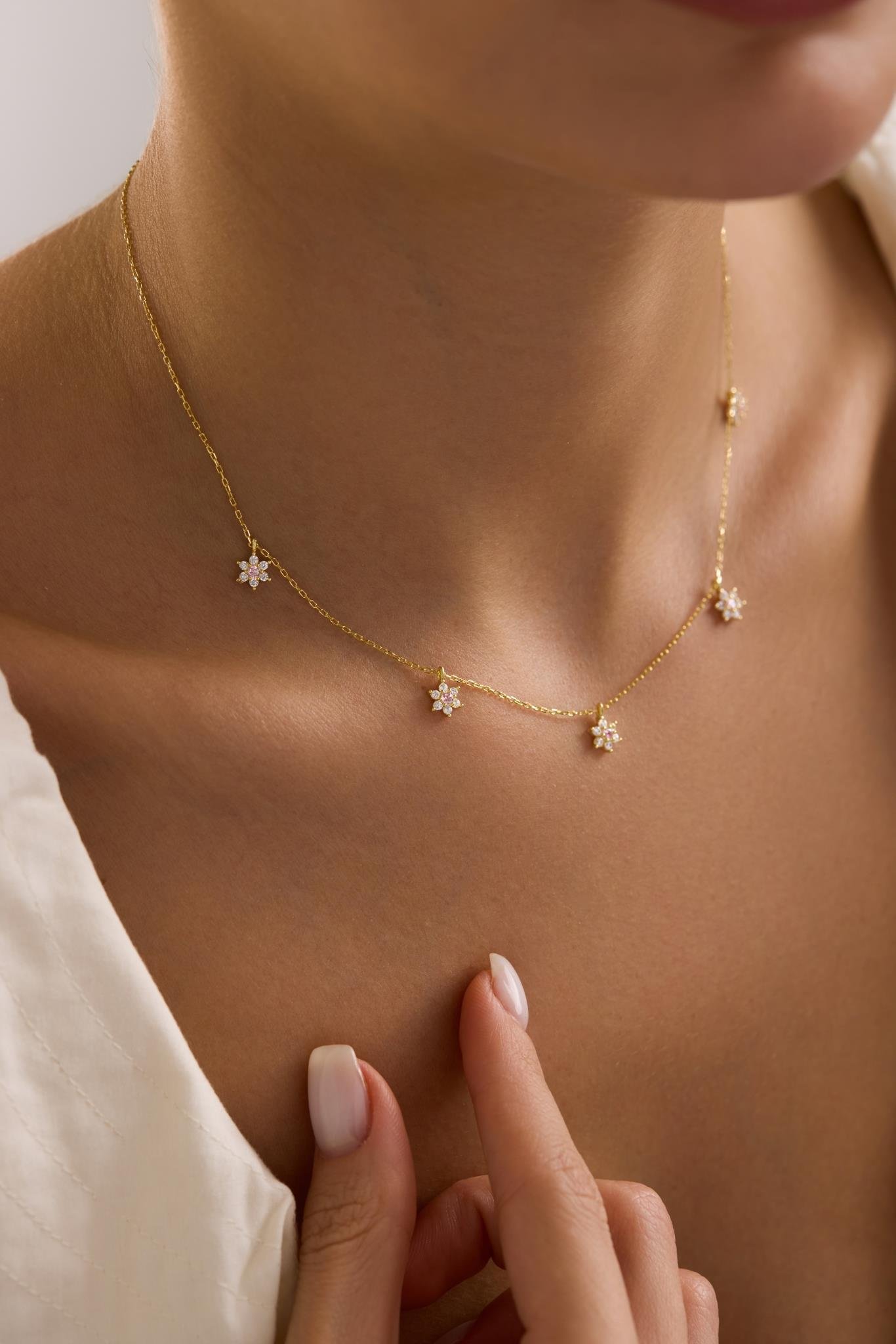 925 Ayar Gümüş Gold Kaplama Pembe Taşlı Minimal Çiçek Şans Kolye