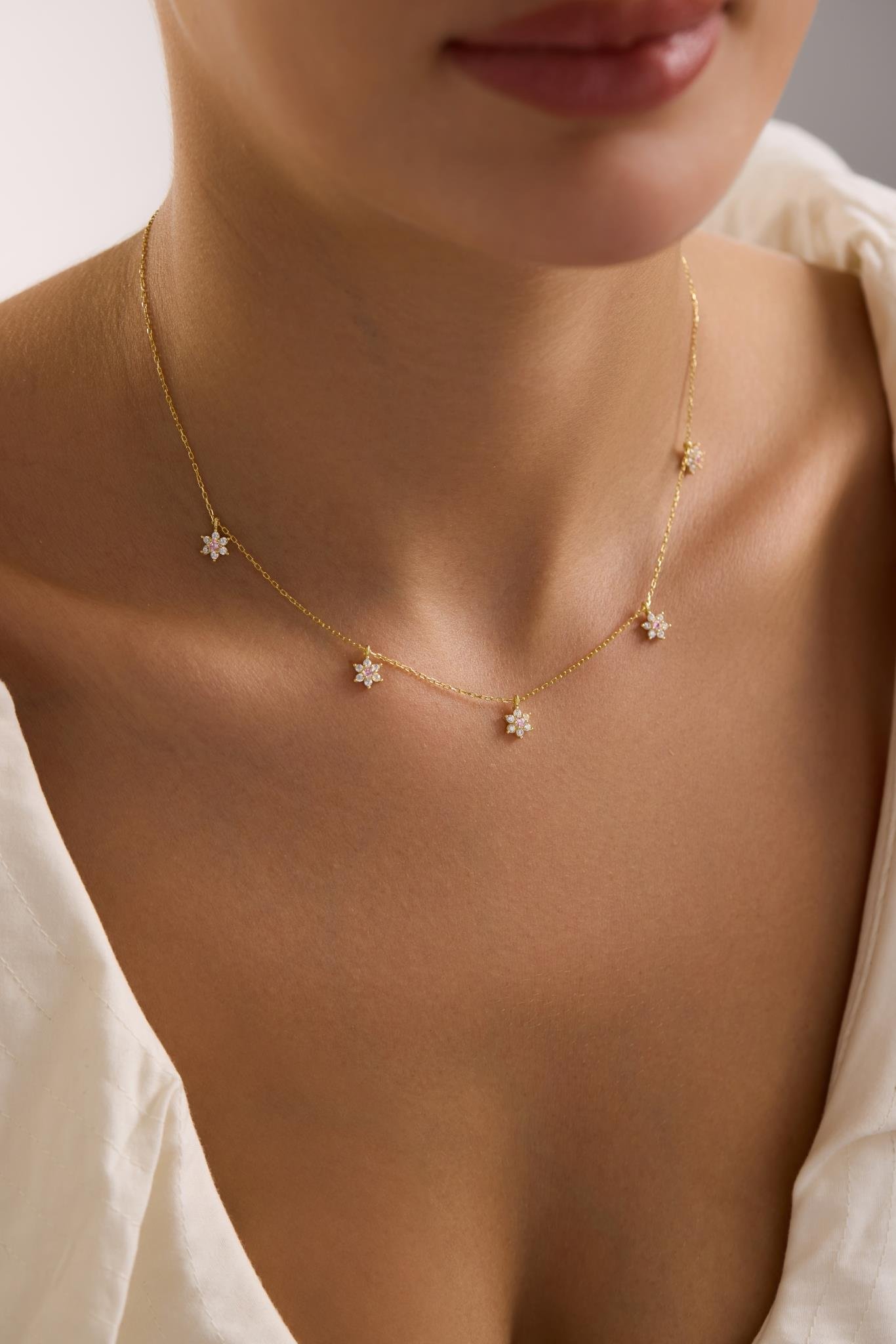 925 Ayar Gümüş Gold Kaplama Pembe Taşlı Minimal Çiçek Şans Kolye