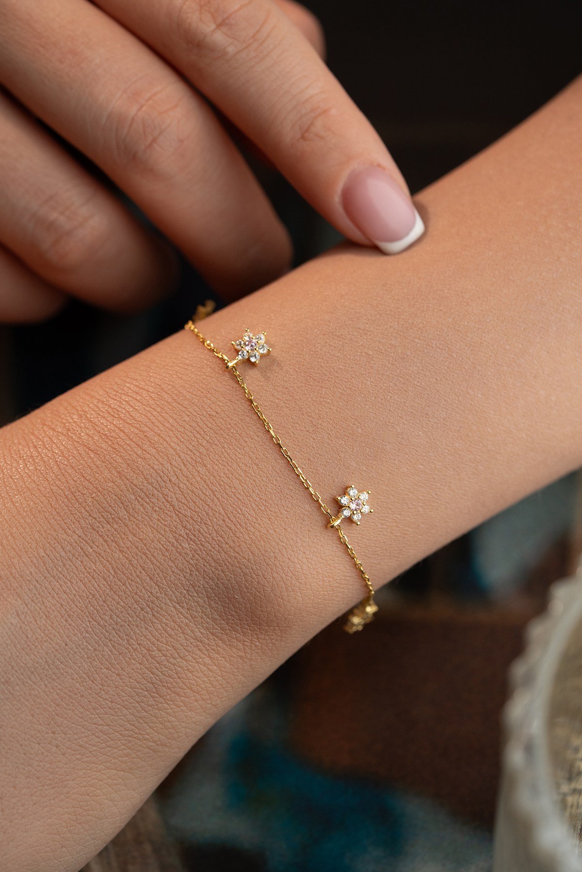 925 Ayar Gümüş Gold Kaplama Pembe Taşlı Minimal Çiçek Şans Bileklik