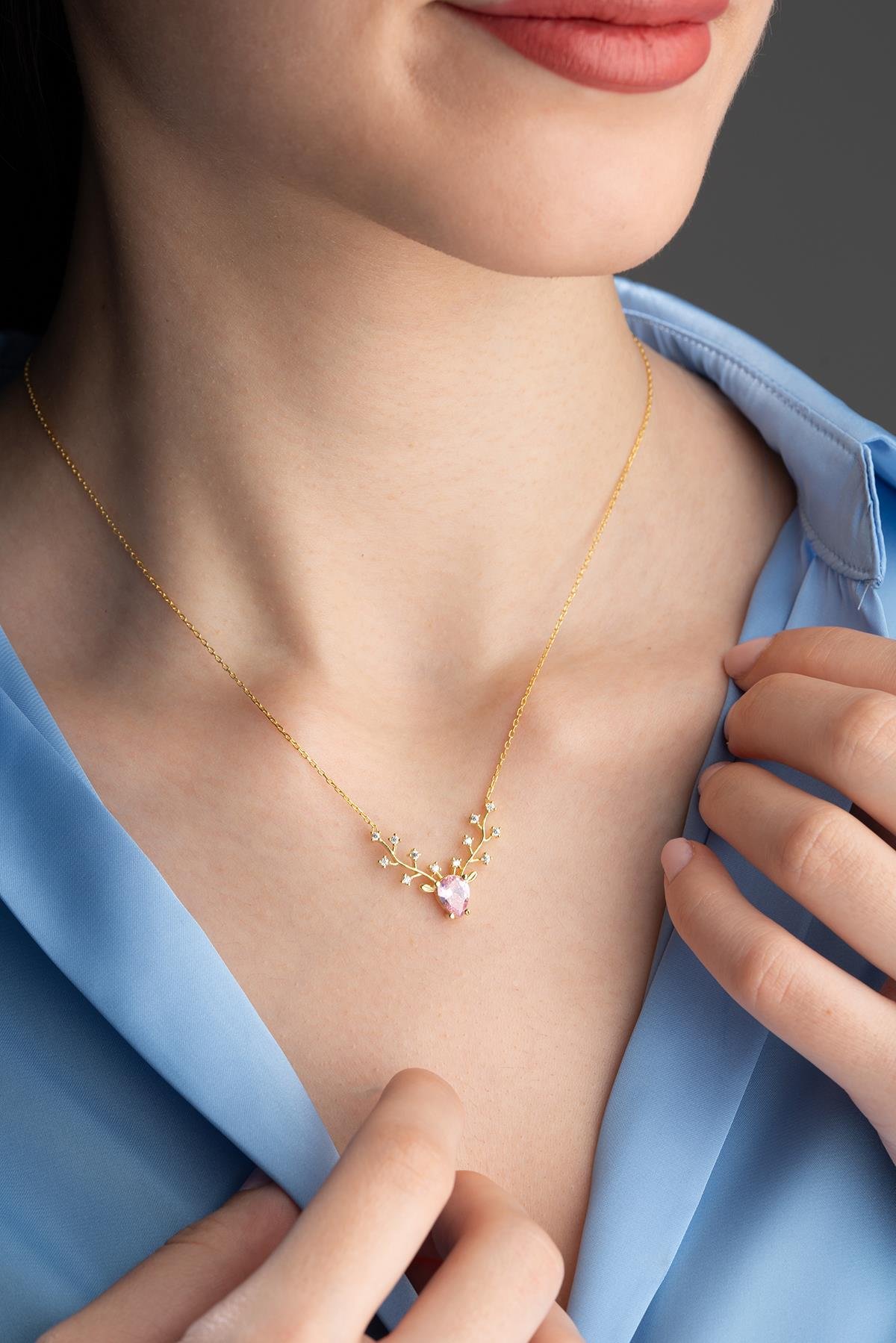 925 Ayar Gümüş Gold Kaplama Pembe Taşlı Ren Geyiği Model Kolye