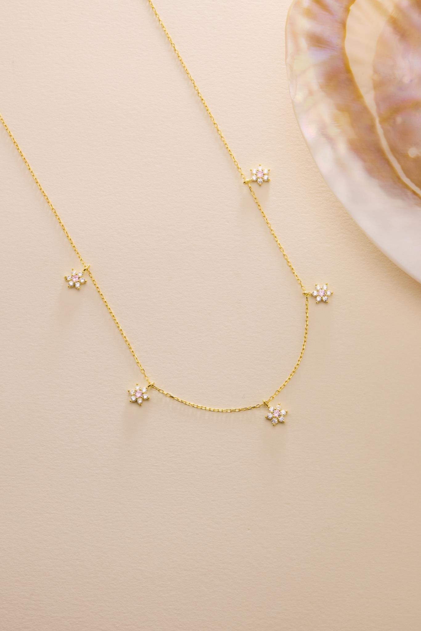 925 Ayar Gümüş Gold Kaplama Pembe Taşlı Minimal Çiçek Şans Kolye