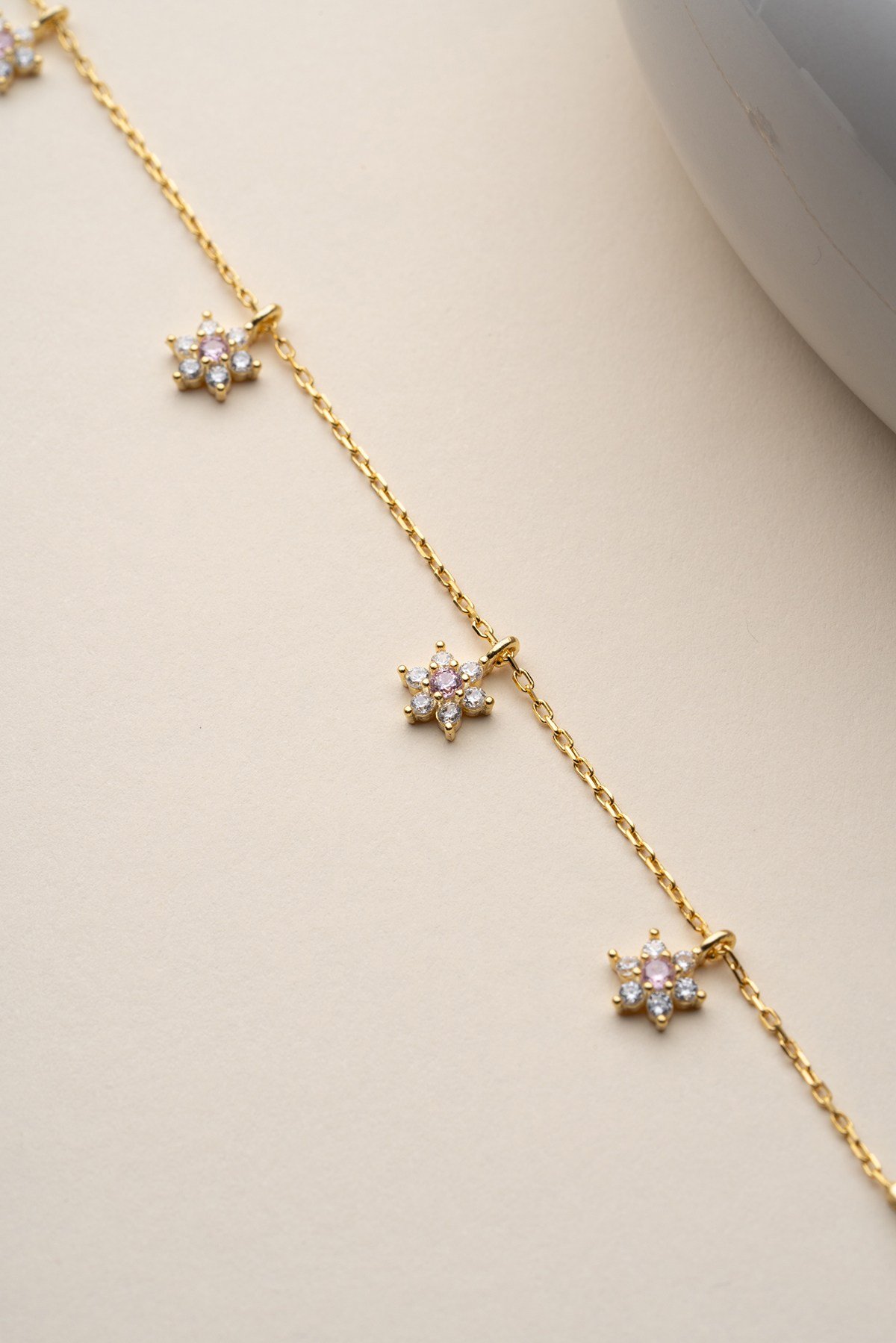 925 Ayar Gümüş Gold Kaplama Pembe Taşlı Minimal Çiçek Şans Bileklik
