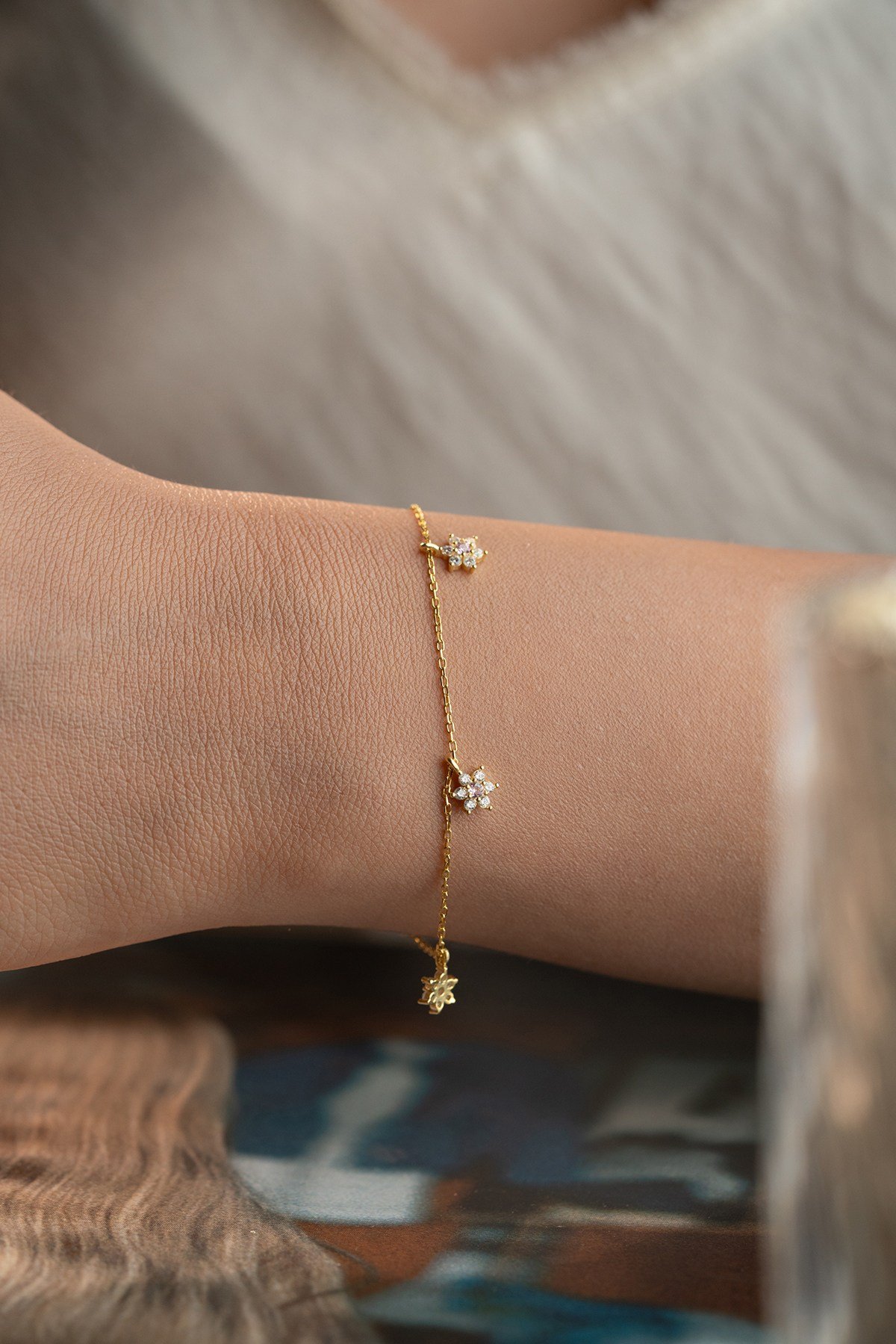 925 Ayar Gümüş Gold Kaplama Pembe Taşlı Minimal Çiçek Şans Bileklik