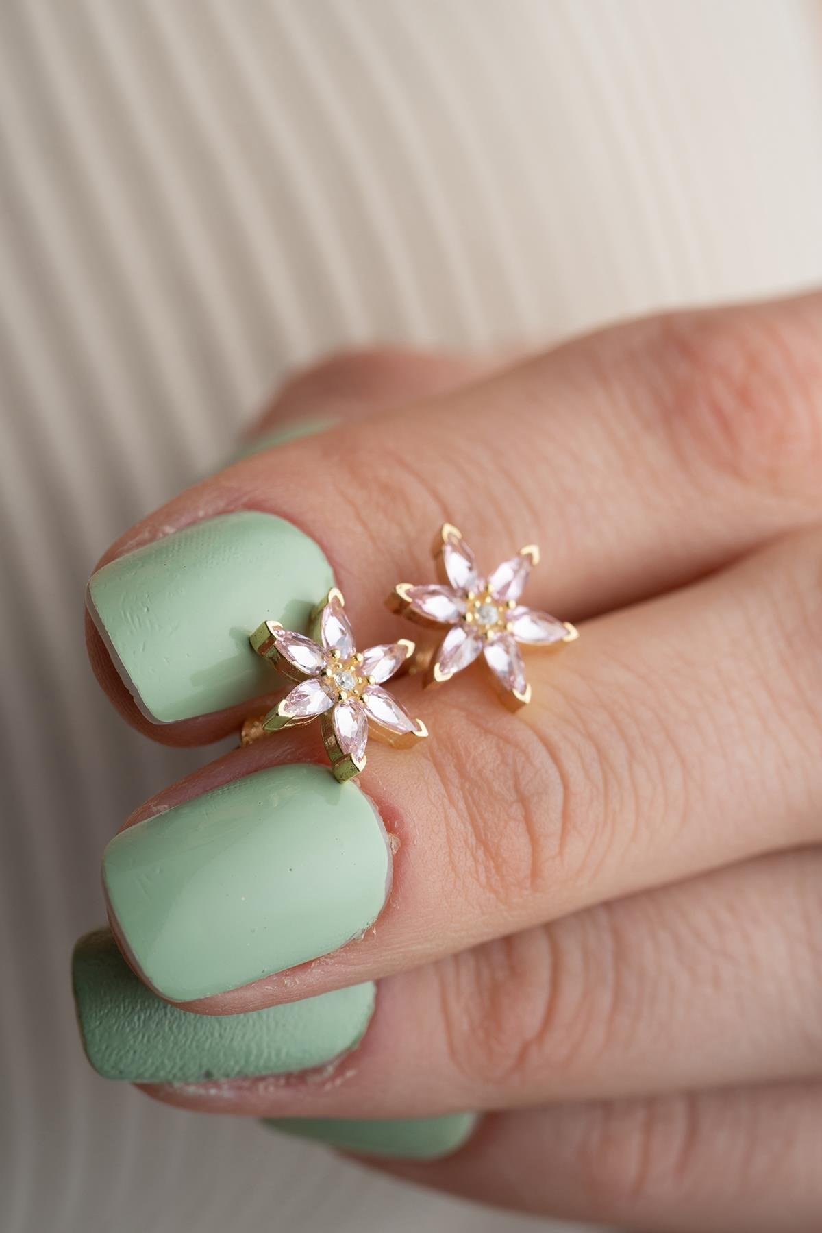 925 Ayar Gümüş Gold Kaplama Pembe Zirkon Taşlı Lotus Çiçeği Küpe