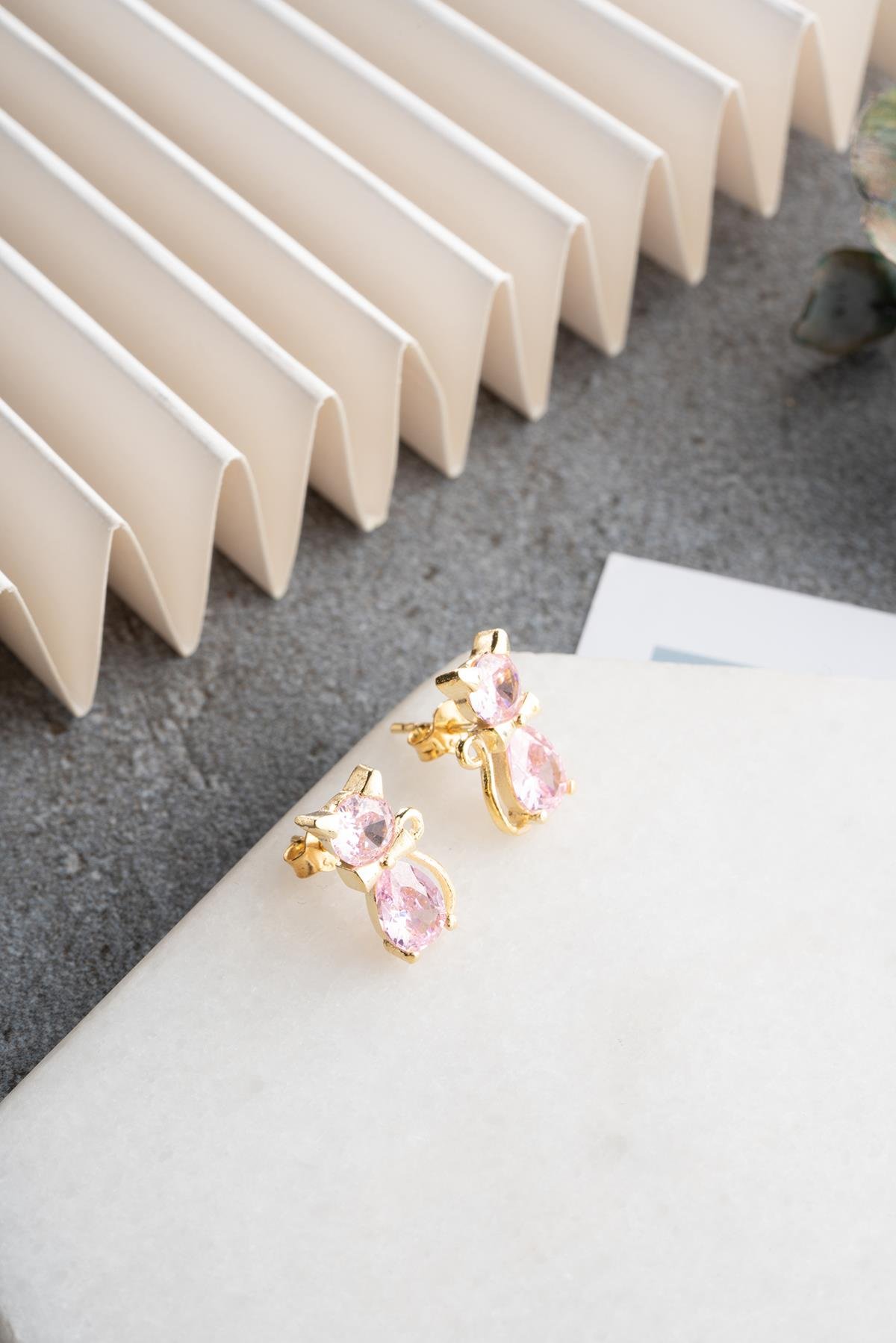 925 Ayar Gümüş Gold Kaplama Pembe Zirkon Taşlı Kedi Küpe