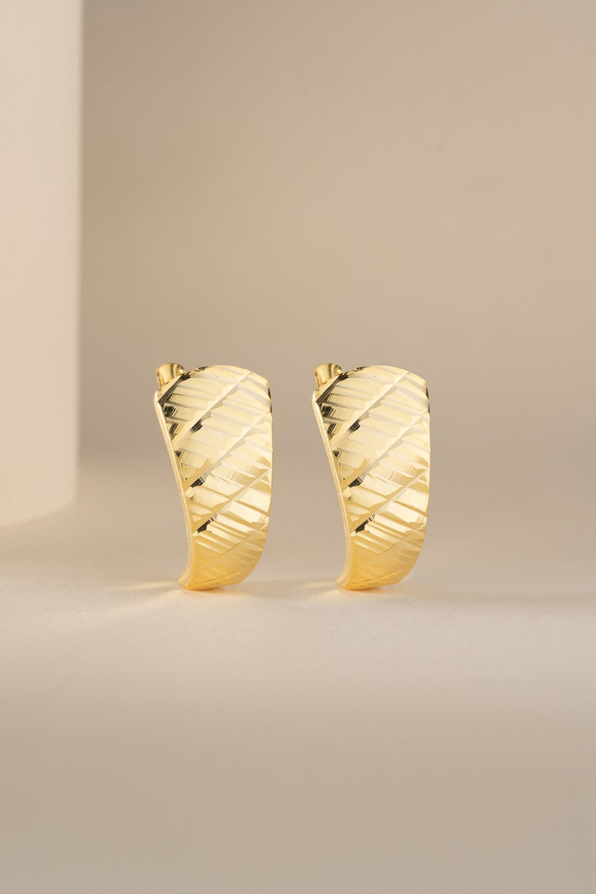 925 Ayar Gümüş Gold Kaplama Prizma Desenli  U Model Küpe