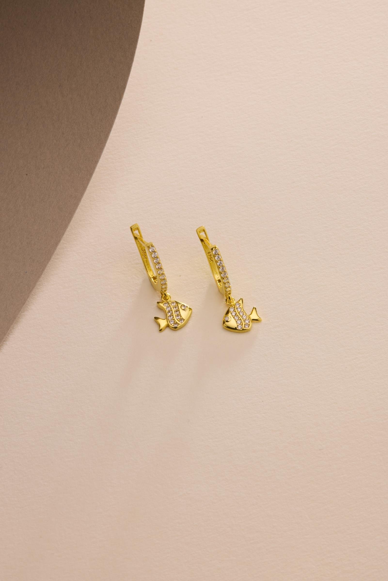 925 Ayar Gümüş Gold Kaplama Sallantılı U Model Balık Küpe