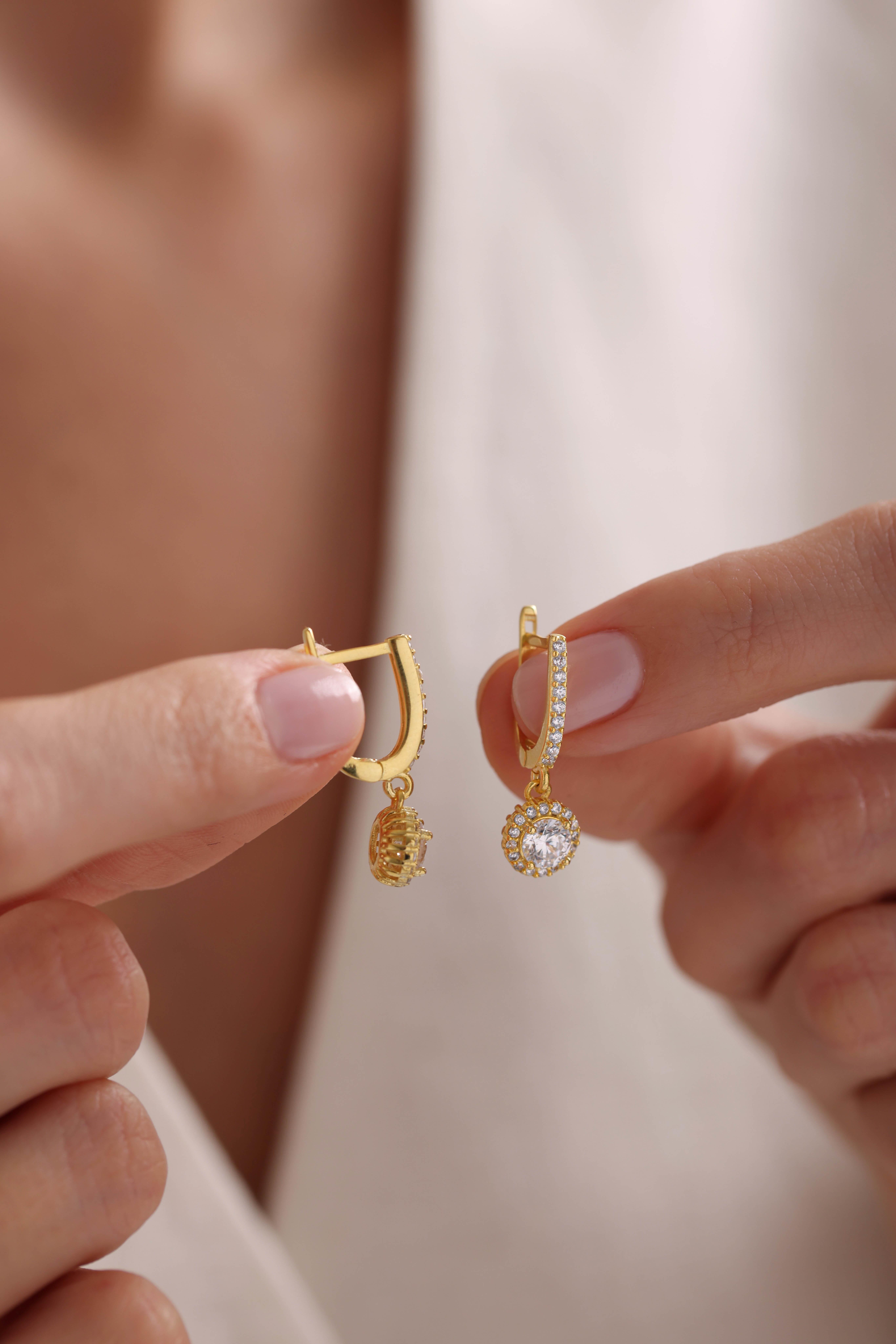 925 Ayar Gümüş Gold Kaplama Sallantılı U Model Yuvarlak Beyaz Taşlı Küpe