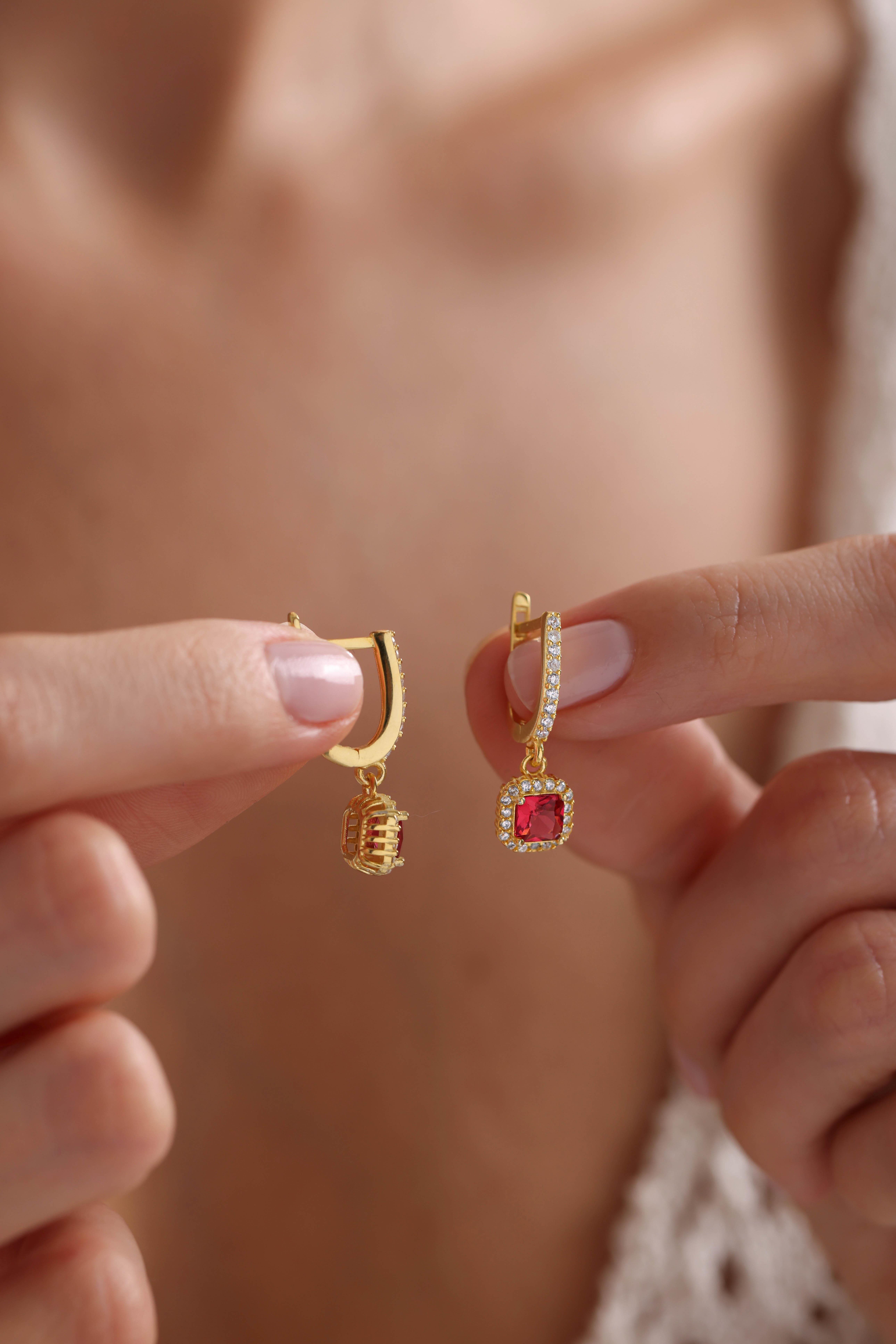 925 Ayar Gümüş Gold Kaplama Sallantılı U Model Fuşya Renk Kare Model Küpe