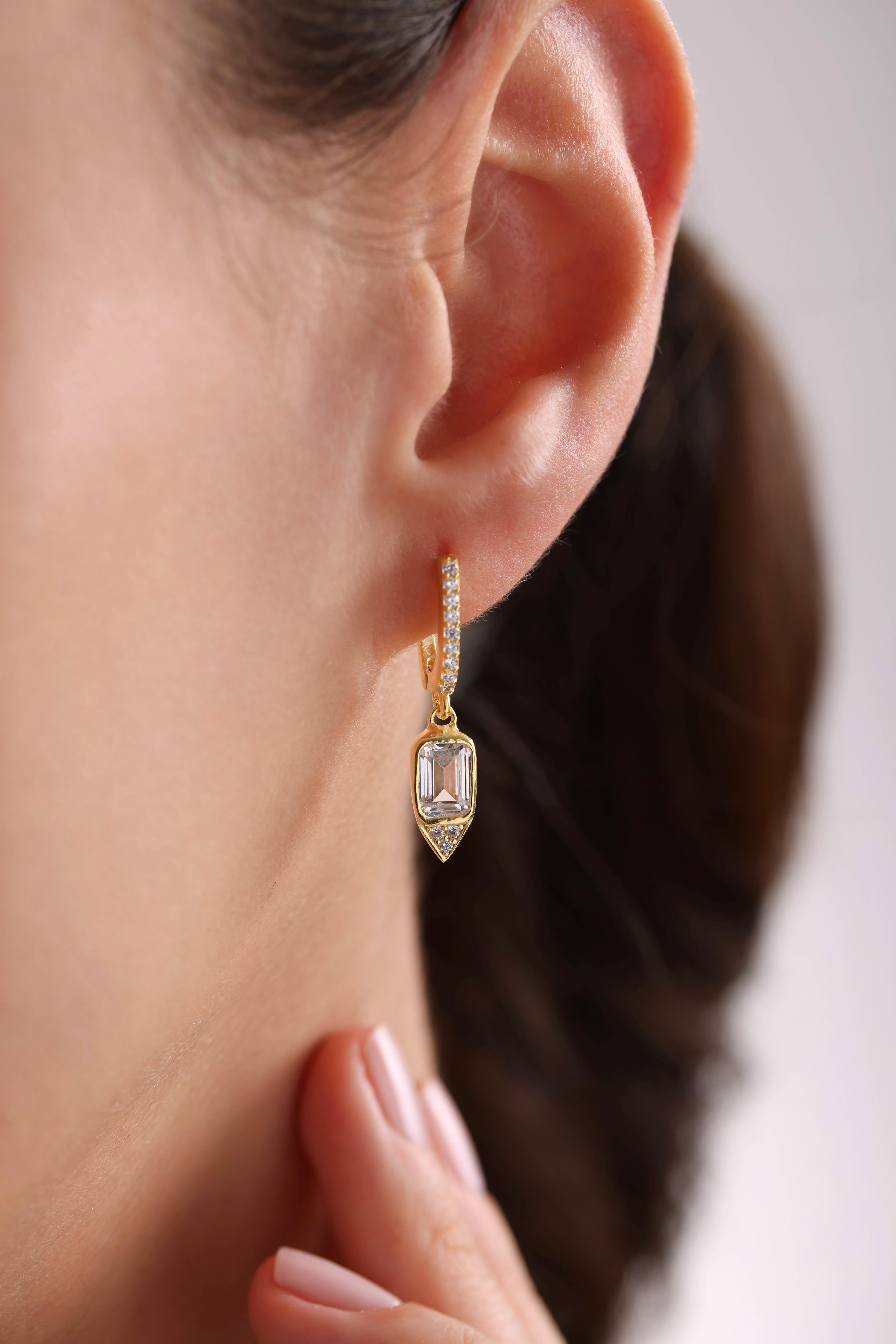 925 Ayar Gümüş Gold Kaplama Sallantılı U Model Baget Tektaş Küpe