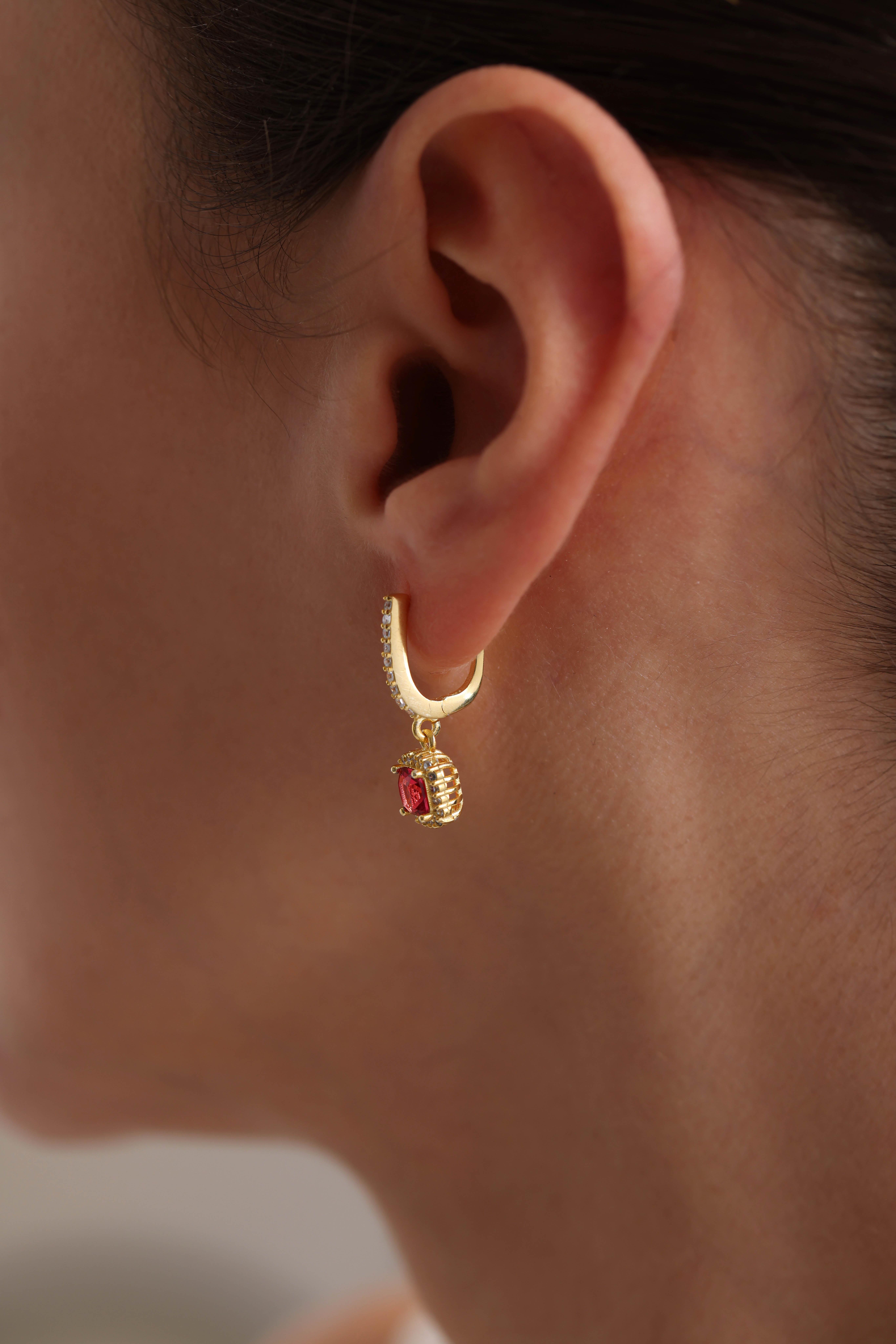 925 Ayar Gümüş Gold Kaplama Sallantılı U Model Fuşya Renk Kare Model Küpe