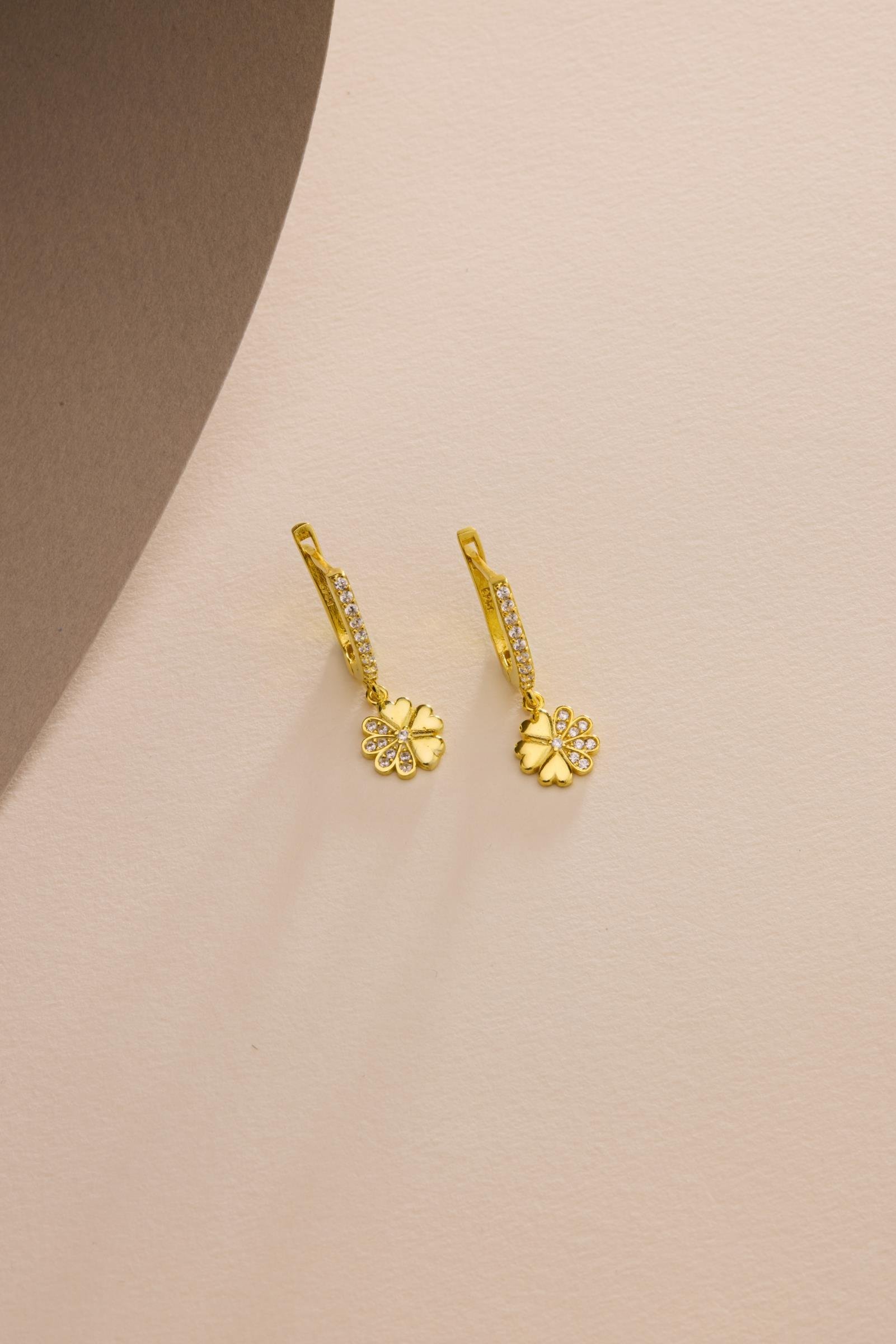 925 Ayar Gümüş Gold Kaplama Sallantılı U Model Çiçek Küpe