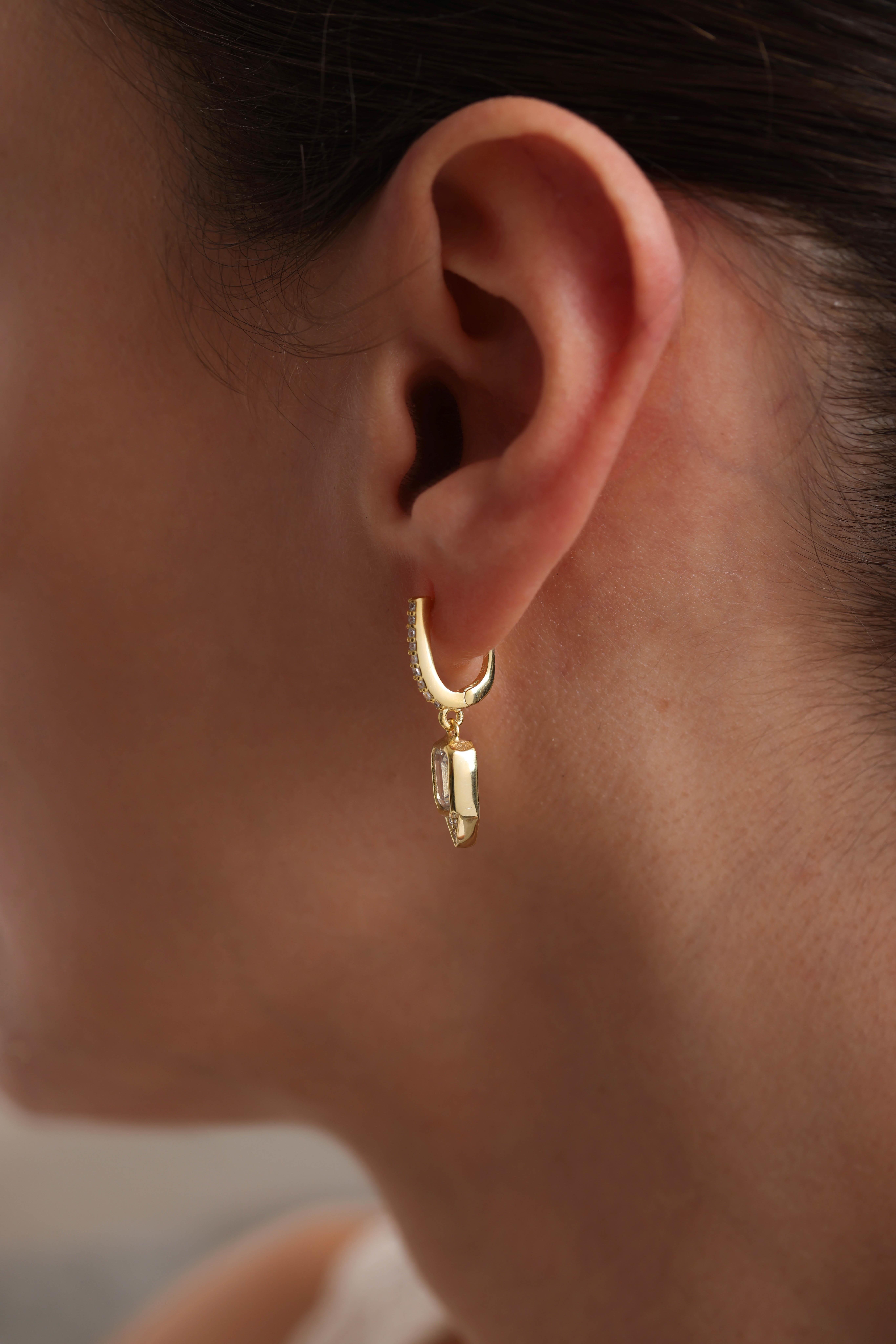 925 Ayar Gümüş Gold Kaplama Sallantılı U Model Baget Tektaş Küpe