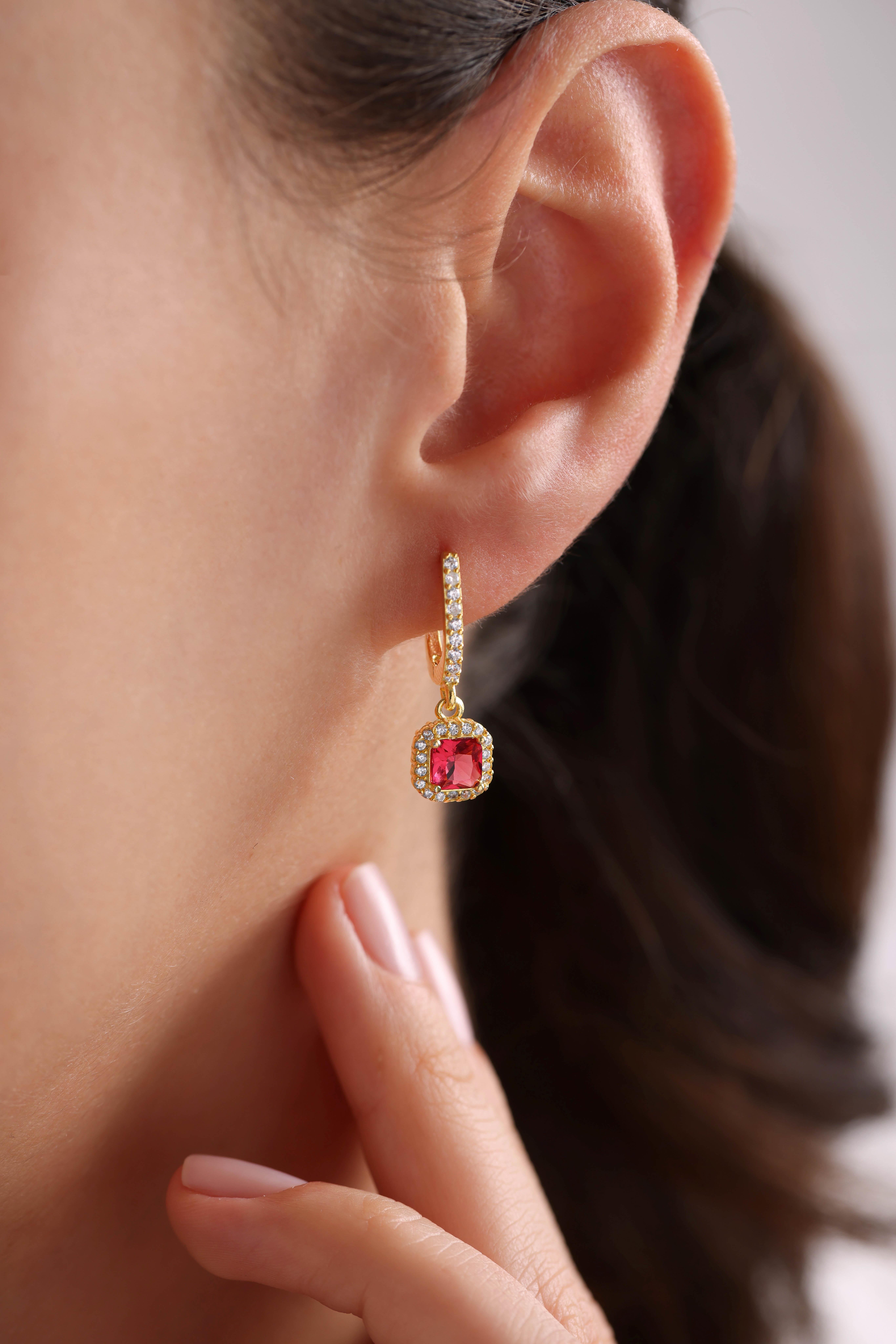 925 Ayar Gümüş Gold Kaplama Sallantılı U Model Fuşya Renk Kare Model Küpe