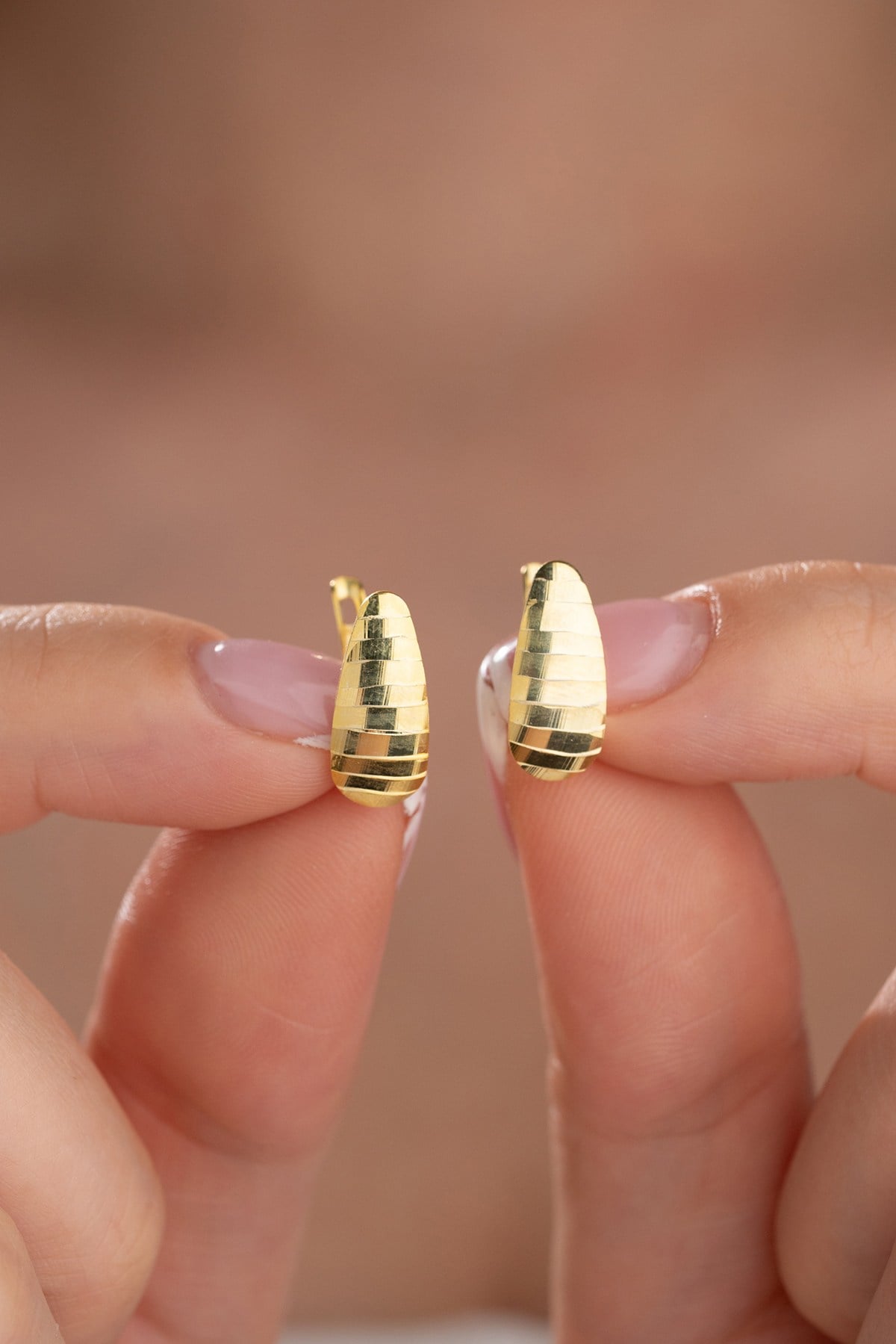 925 Ayar Gümüş Gold Kaplama Şerit Desenli Kalemli Küpe