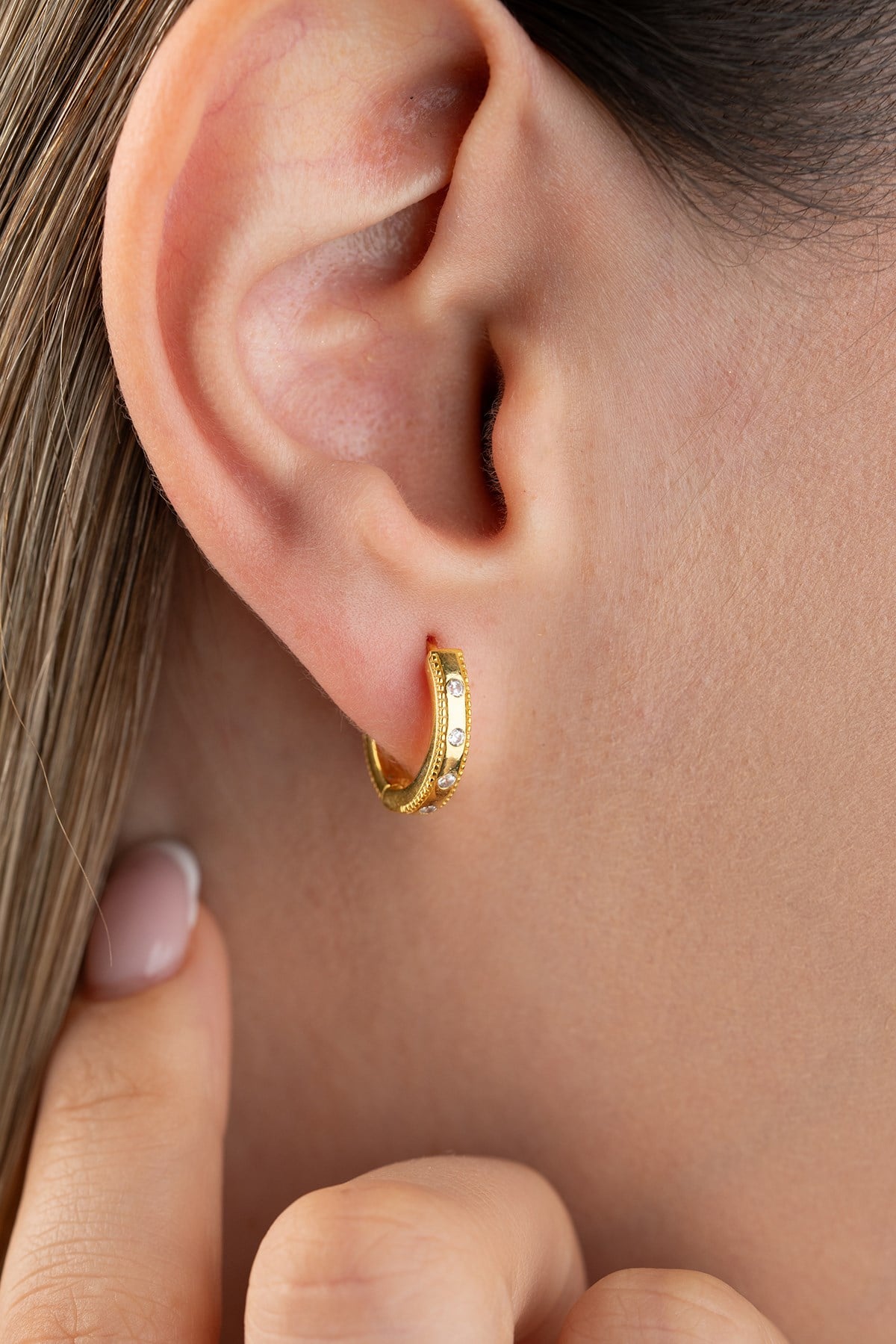 925 Ayar Gümüş Gold Kaplama Sıralı Zirkon Taşlı 15 mm Halka Küpe