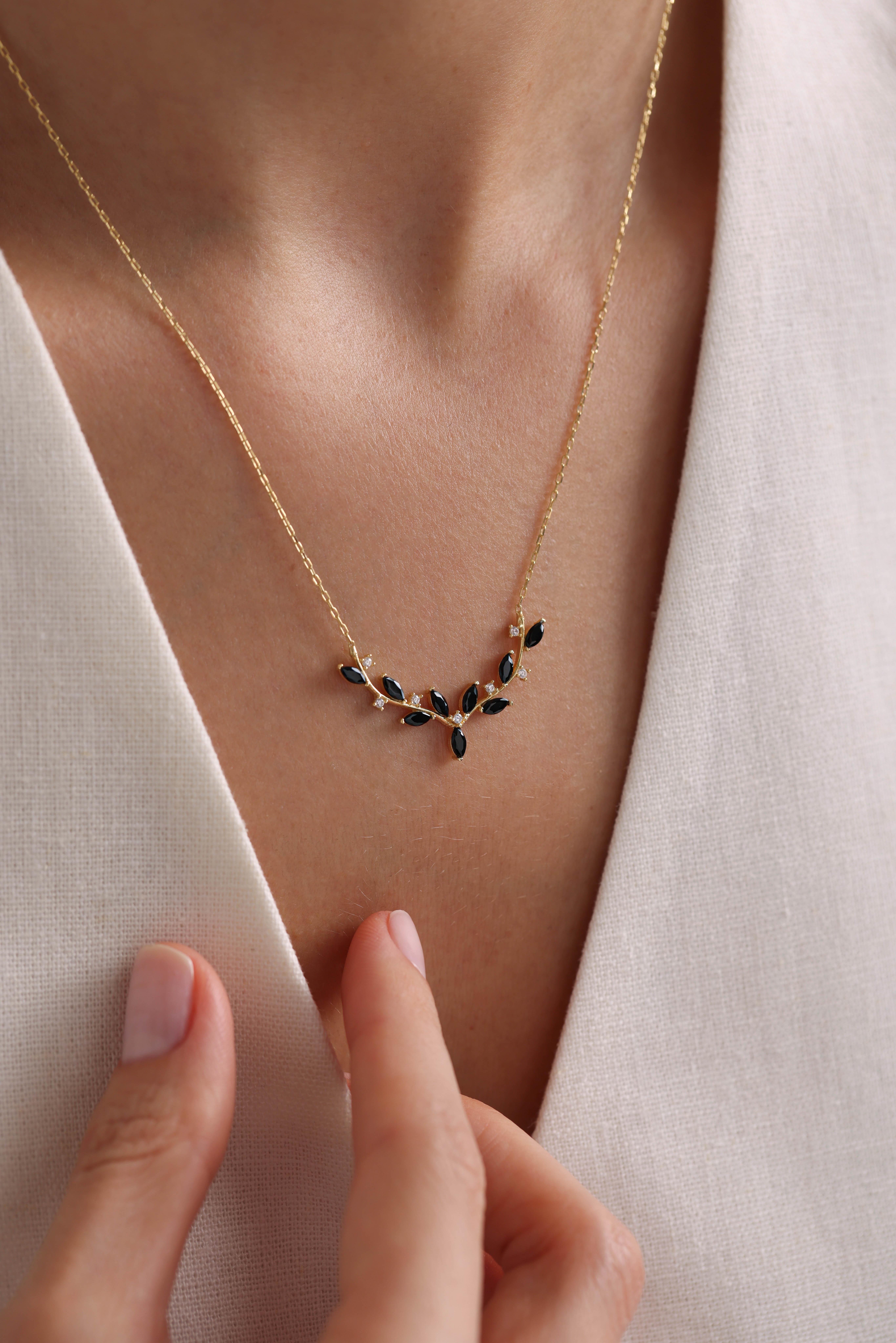 925 Ayar Gümüş Gold Kaplama Siyah Mekik Taşlı Zarif Sarmaşık Kolye