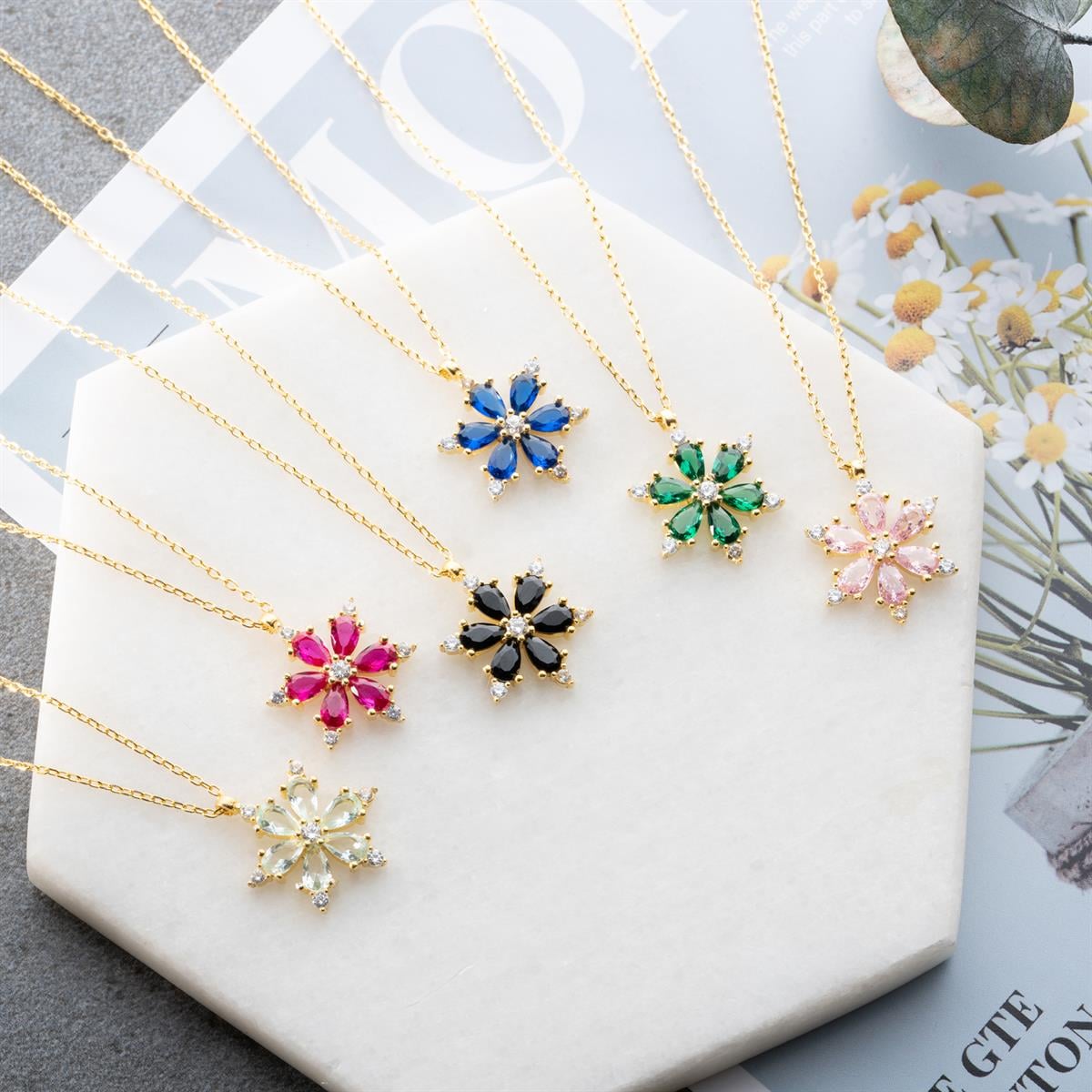 925 Ayar Gümüş Gold Kaplama Siyah Taşlı Lotus Kamelya Çiçeği Kolye