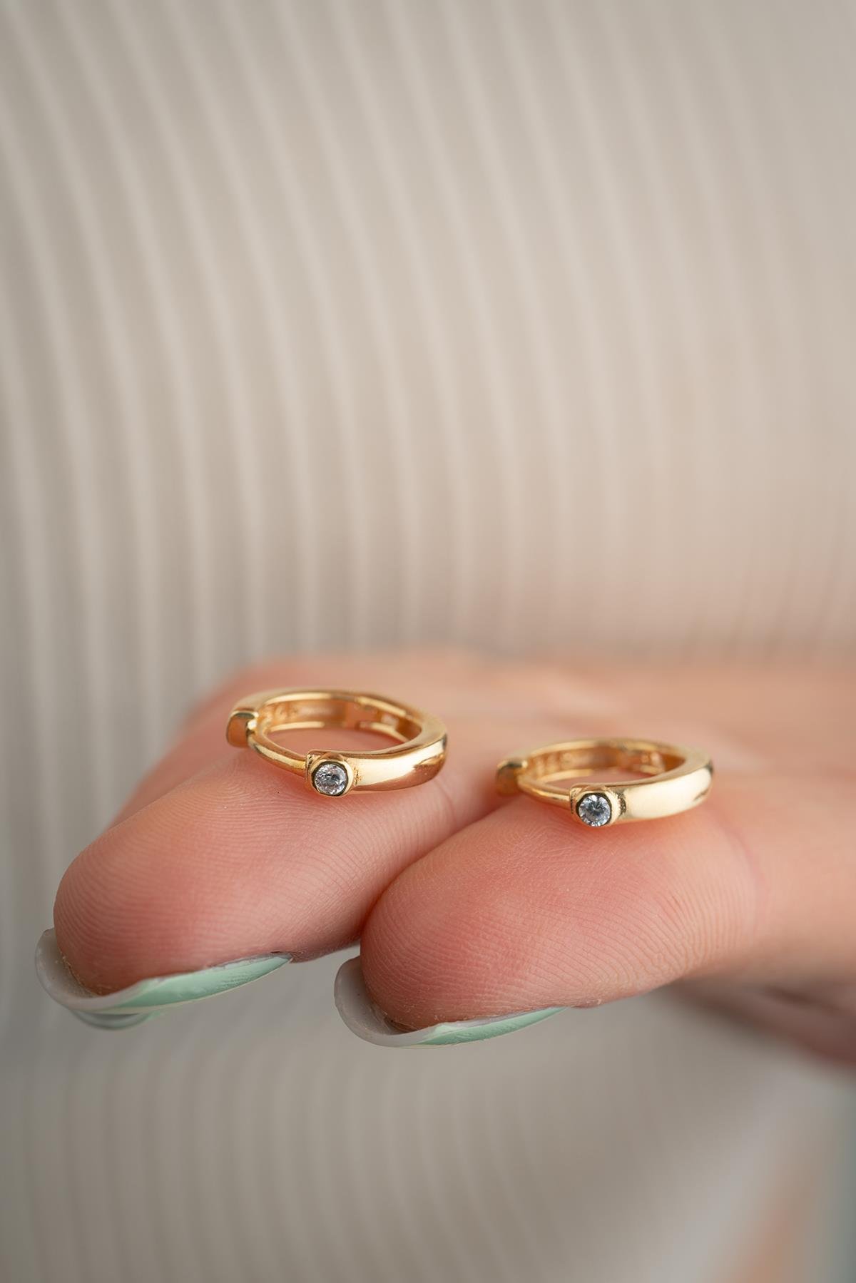 925 Ayar Gümüş Gold Kaplama Tektaş Detay 15 mm Halka Küpe