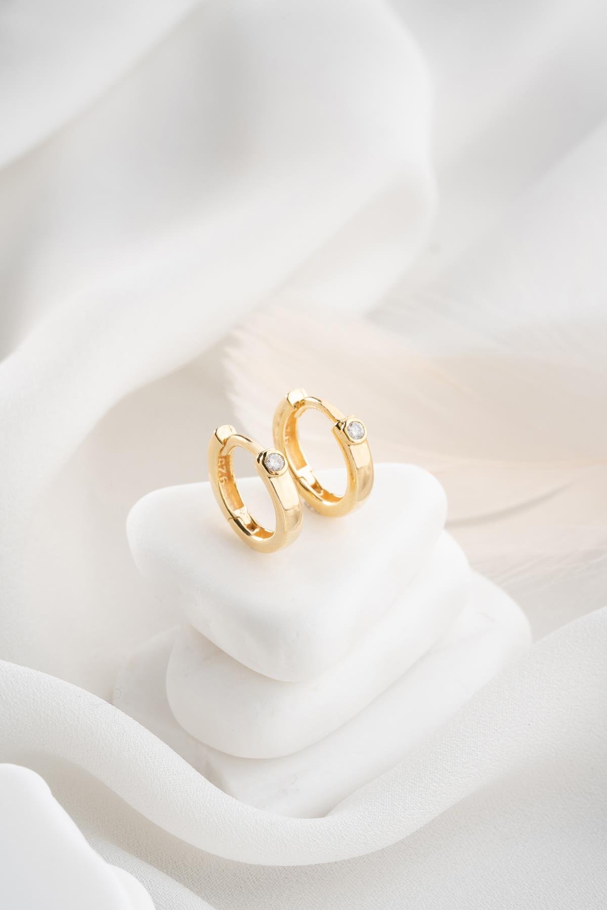 925 Ayar Gümüş Gold Kaplama Tektaş Detay 15 mm Halka Küpe