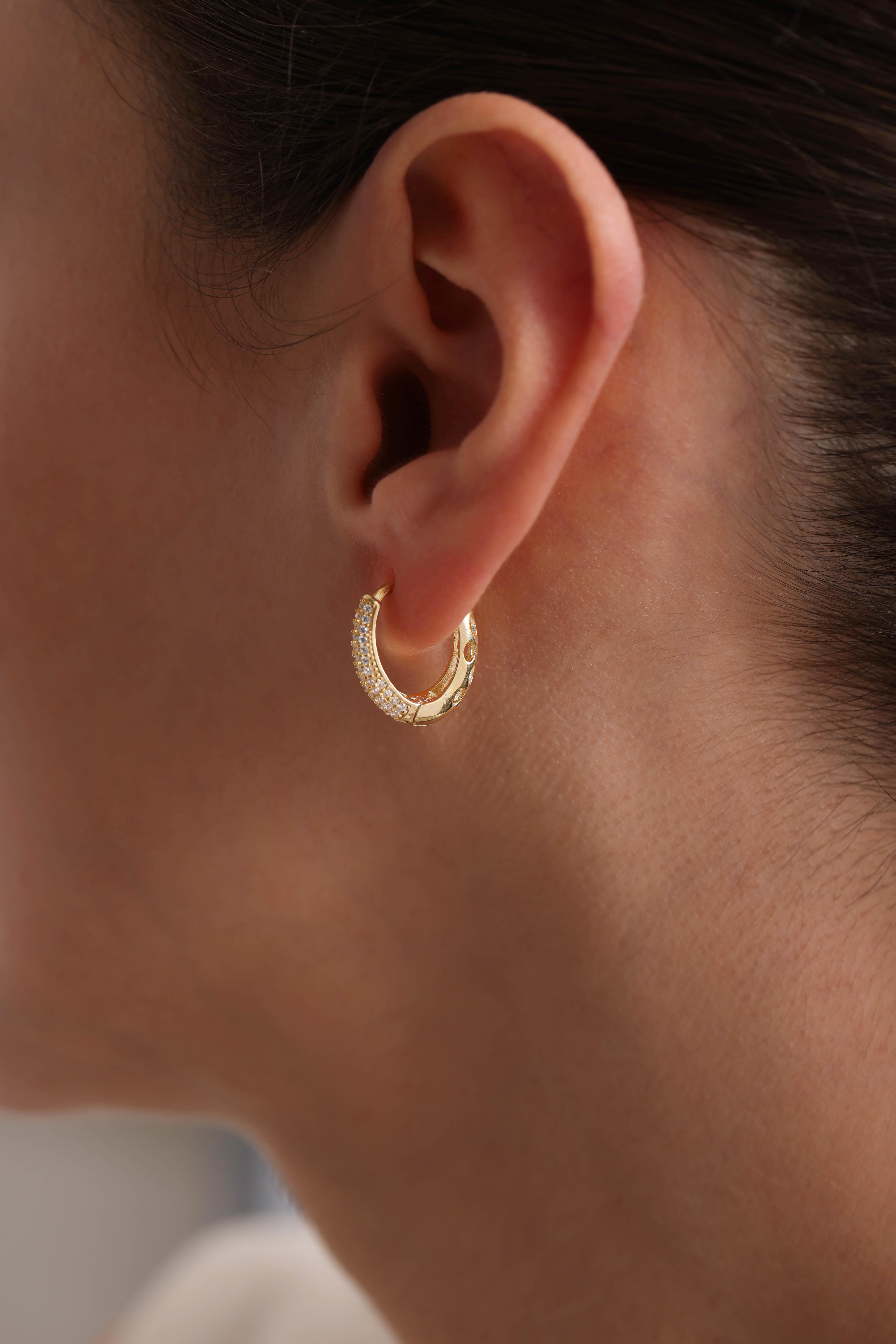 925 Ayar Gümüş Gold Kaplama U Model Zirkon Taslı Desenli Küpe