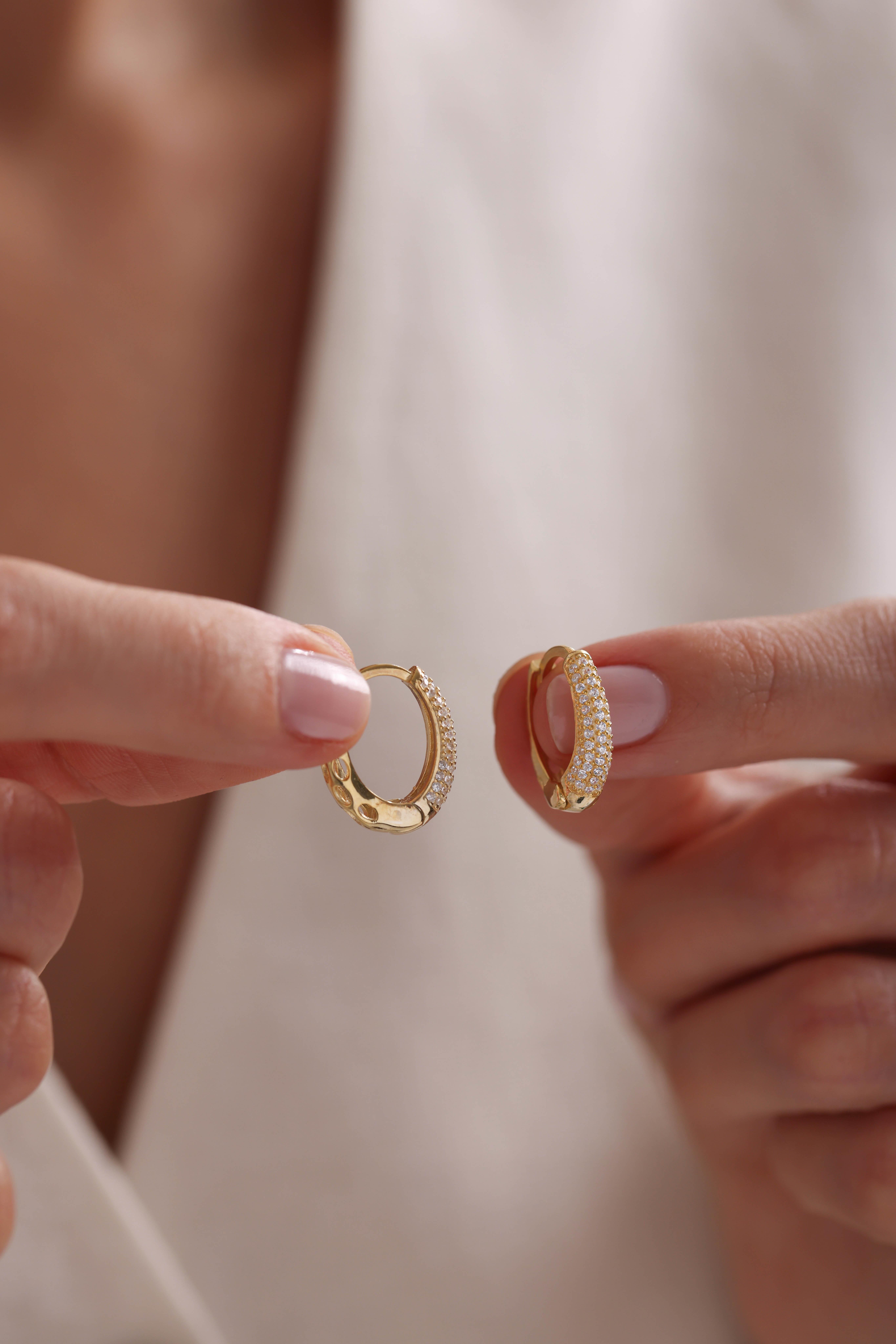 925 Ayar Gümüş Gold Kaplama U Model Zirkon Taslı Desenli Küpe