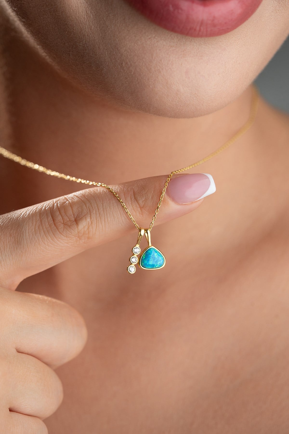 925 Ayar Gümüş Gold Kaplama Üçgen Opal Taşlı Zirkon Taş Figürlü Kolye