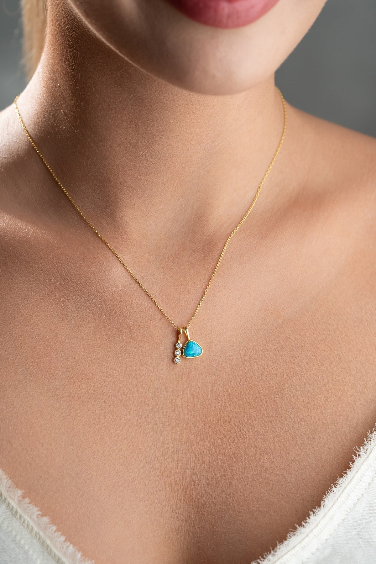 925 Ayar Gümüş Gold Kaplama Üçgen Opal Taşlı Zirkon Taş Figürlü Kolye