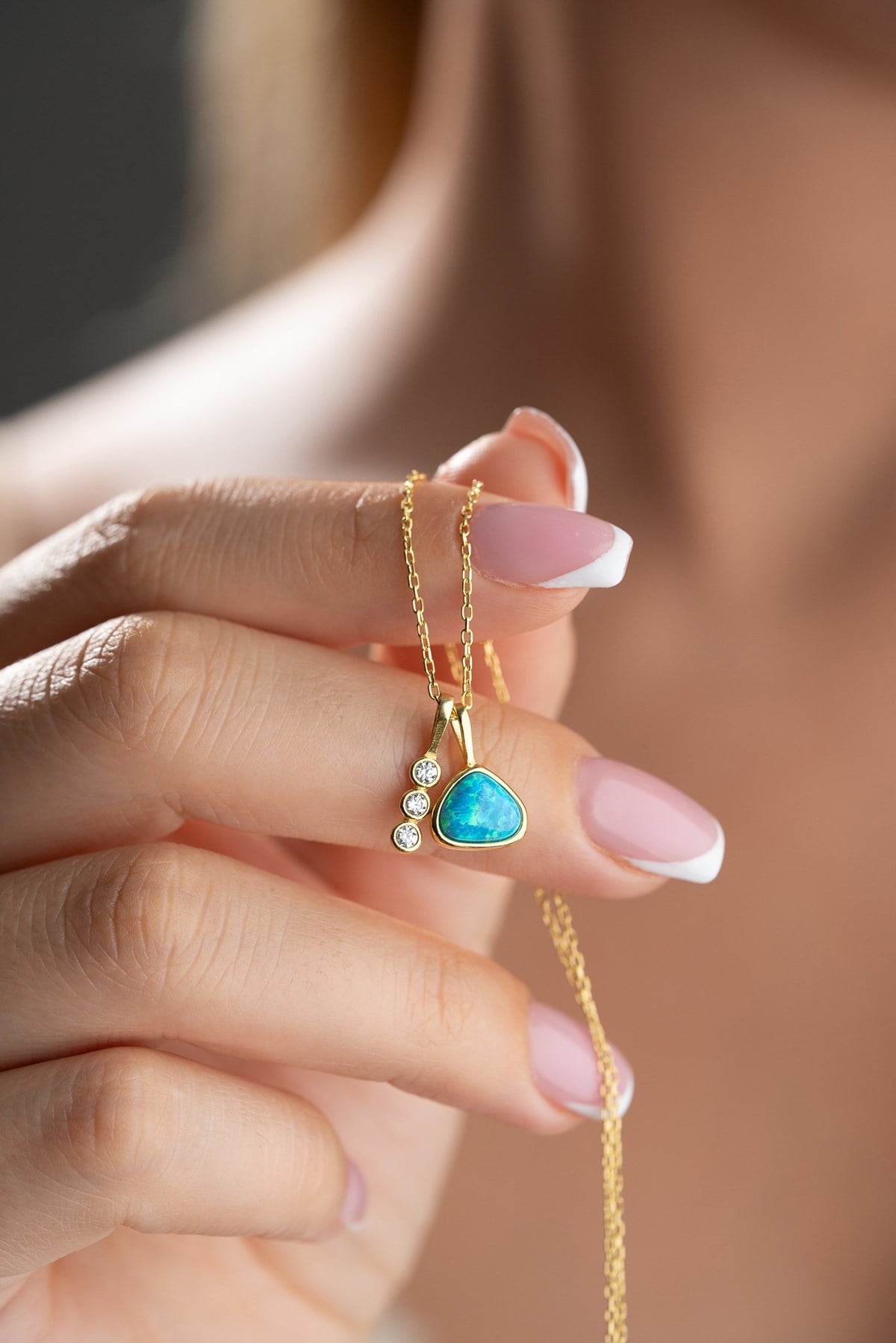925 Ayar Gümüş Gold Kaplama Üçgen Opal Taşlı Zirkon Taş Figürlü Kolye