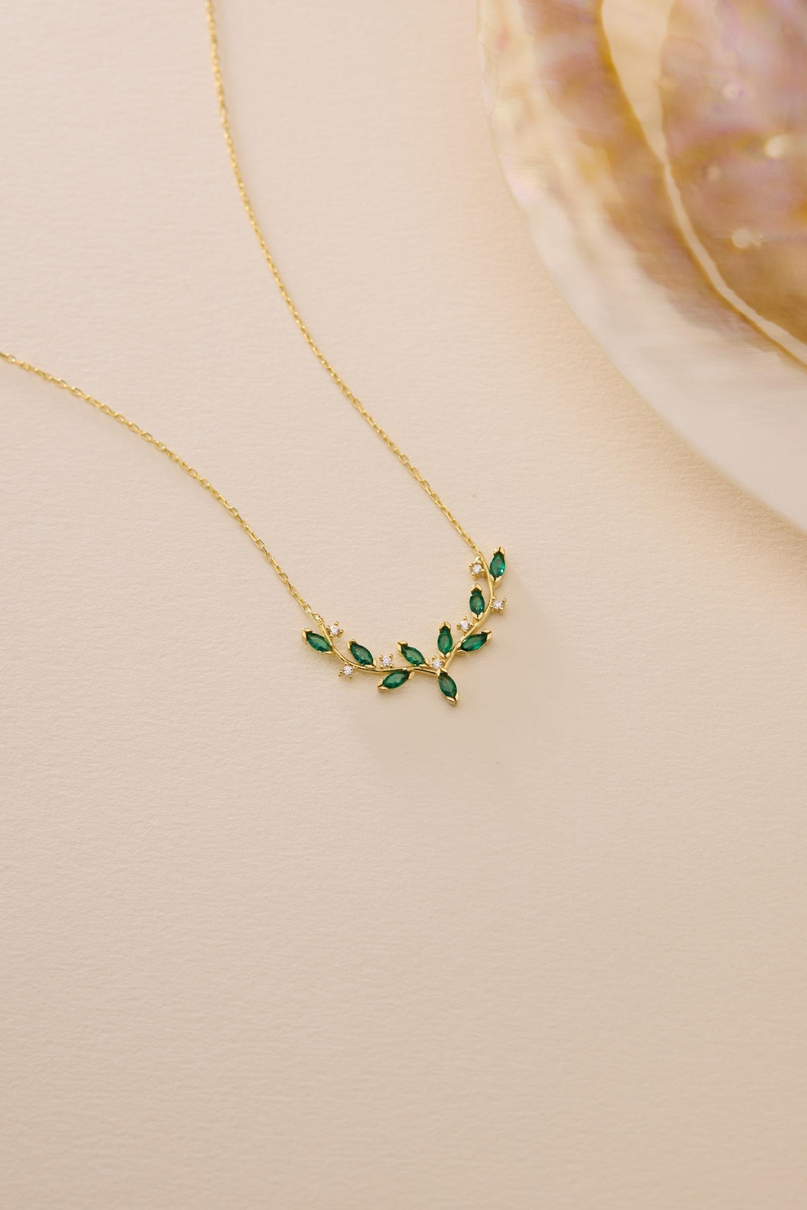 925 Ayar Gümüş Gold Kaplama Yeşil Mekik Taşlı Zarif Sarmaşık Kolye