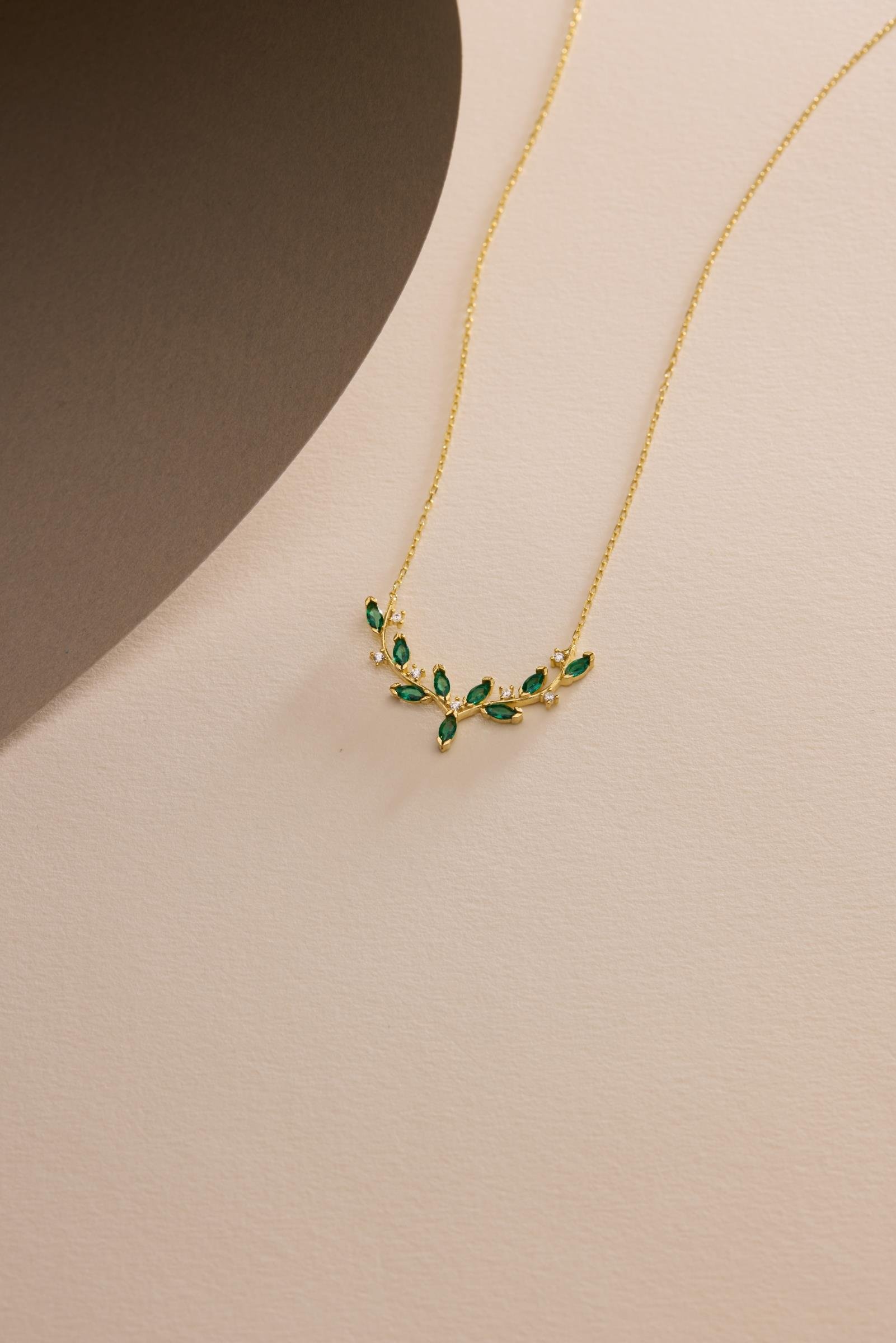 925 Ayar Gümüş Gold Kaplama Yeşil Mekik Taşlı Zarif Sarmaşık Kolye