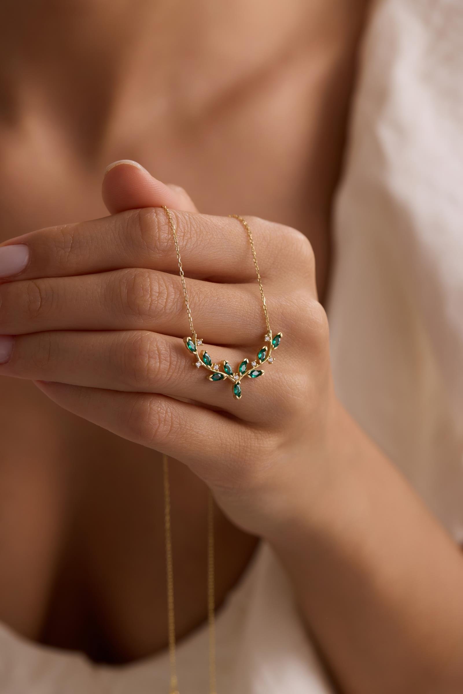 925 Ayar Gümüş Gold Kaplama Yeşil Mekik Taşlı Zarif Sarmaşık Kolye