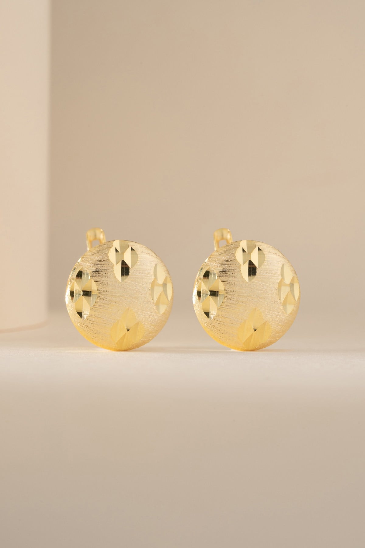 925 Ayar Gümüş Gold Kaplama Yonca Desenli Yuvarlak Tasarım Küpe