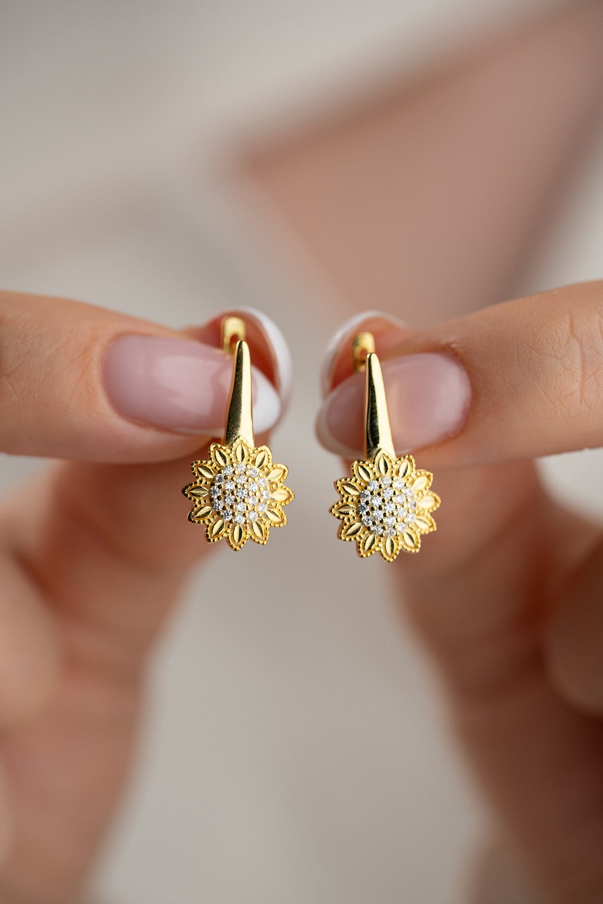 925 Ayar Gümüş Gold Kaplama Zirkon Taşlı Güneş Tasarım Küpe