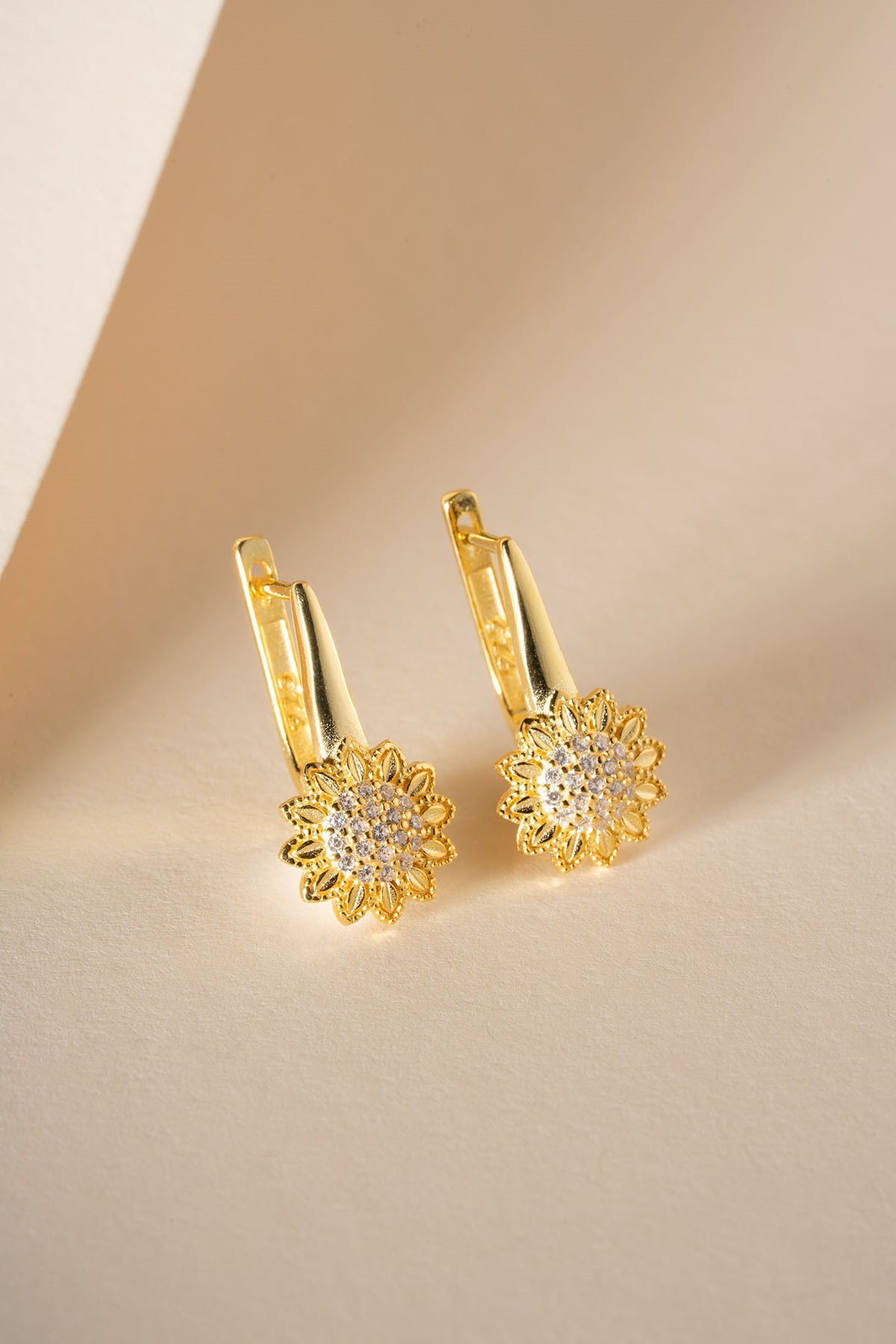 925 Ayar Gümüş Gold Kaplama Zirkon Taşlı Güneş Tasarım Küpe