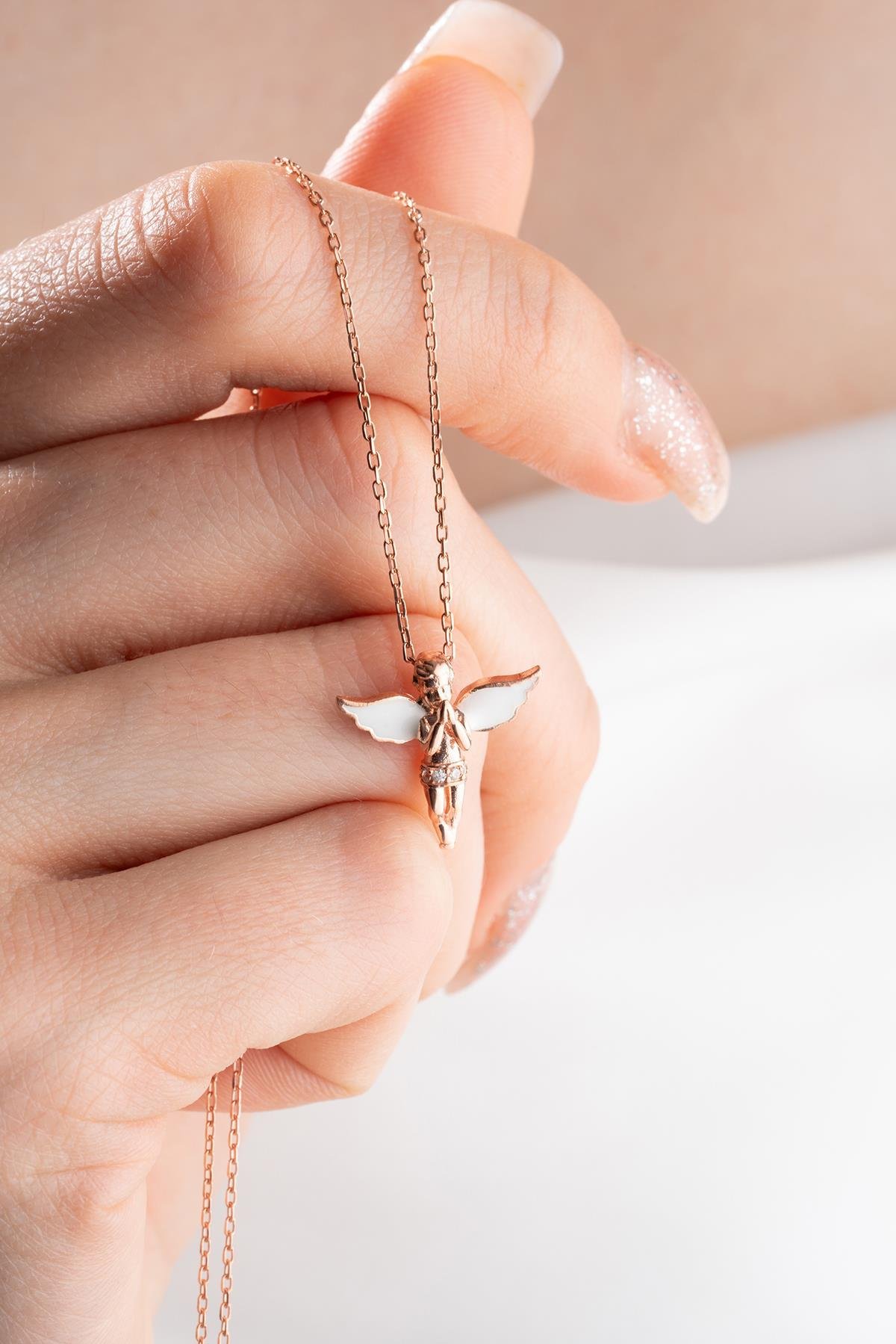 925 Ayar Gümüş Işıklı Kutuda Beyaz Mineli Kanatlı Peri Kolye