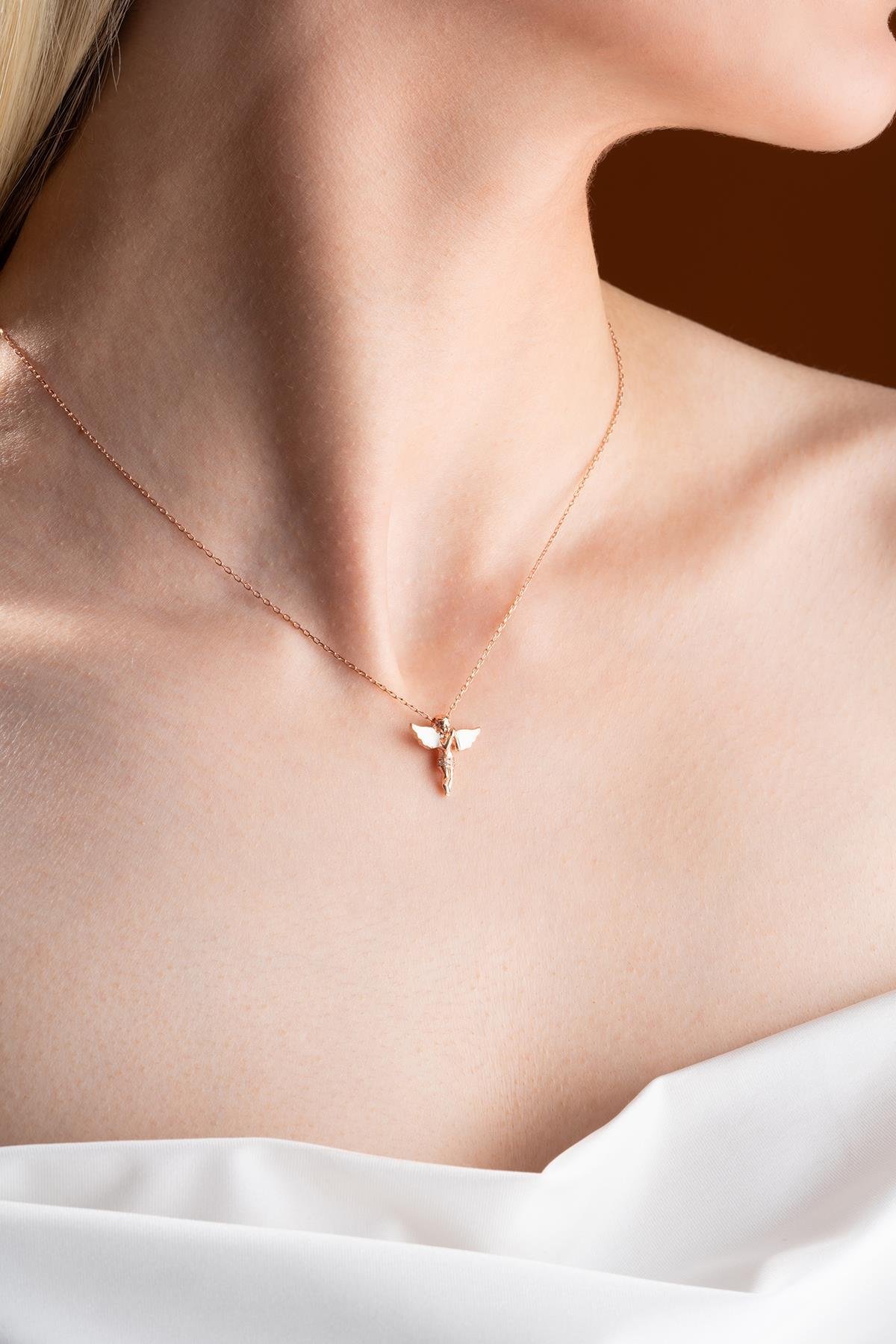 925 Ayar Gümüş Işıklı Kutuda Beyaz Mineli Kanatlı Peri Kolye