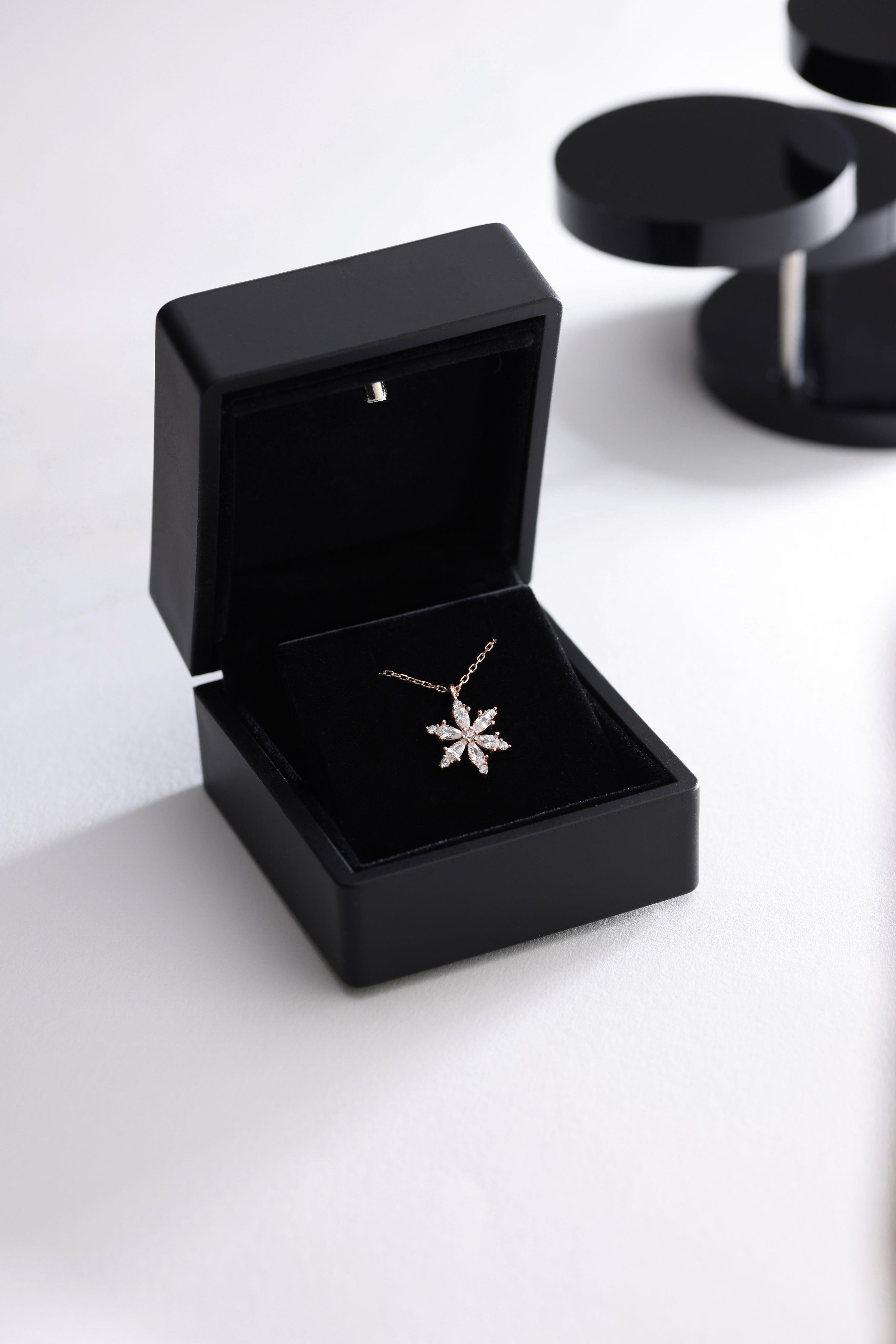 925 Ayar Gümüş Işıklı Kutuda Beyaz Taşlı Lotus Kamelya Çiçeği Kolye