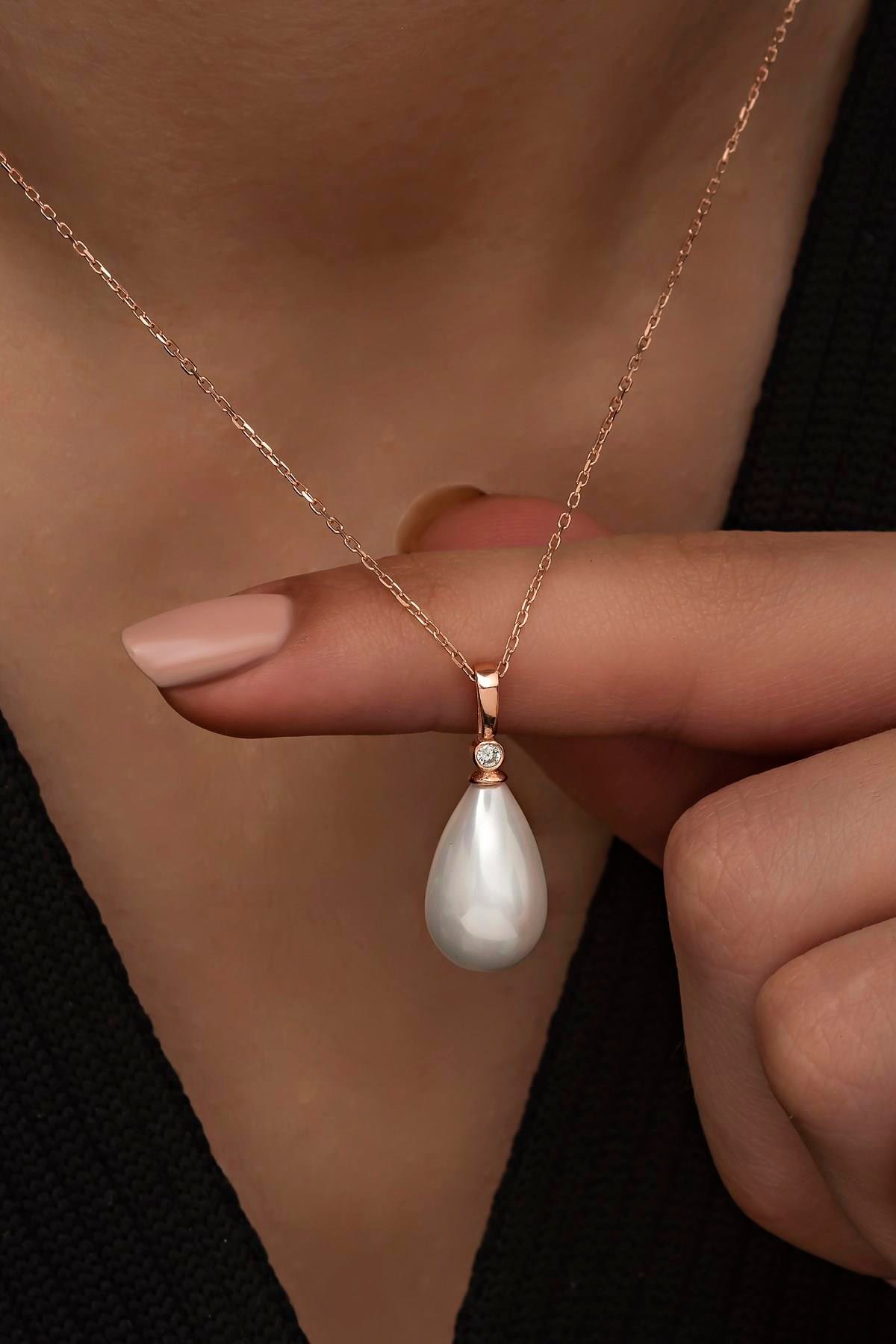 925 Ayar Gümüş Işıklı Kutuda Damla Model Beyaz Barok İnci Kolye