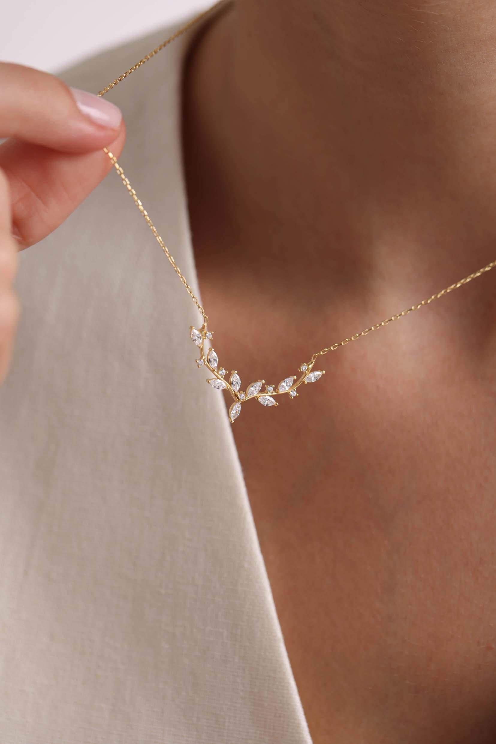 925 Ayar Gümüş Işıklı Kutuda Gold Kaplama Mekik Taşlı Zarif Sarmaşık Kolye