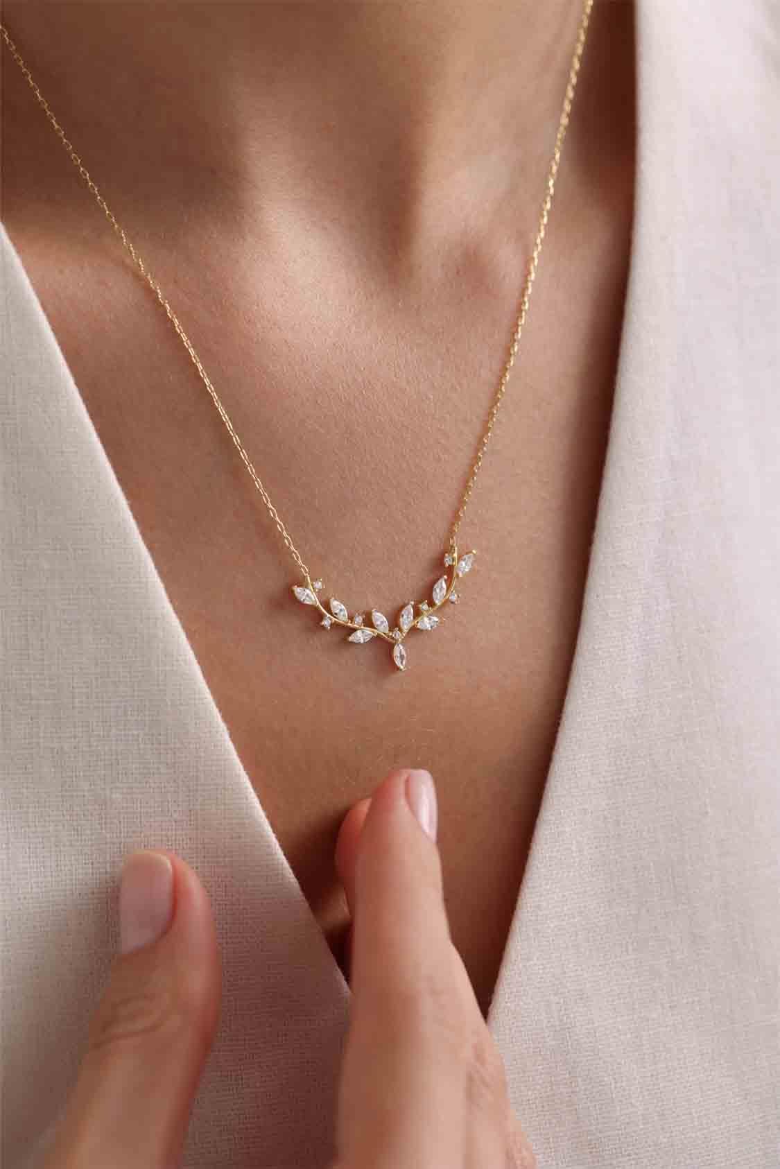 925 Ayar Gümüş Işıklı Kutuda Gold Kaplama Mekik Taşlı Zarif Sarmaşık Kolye