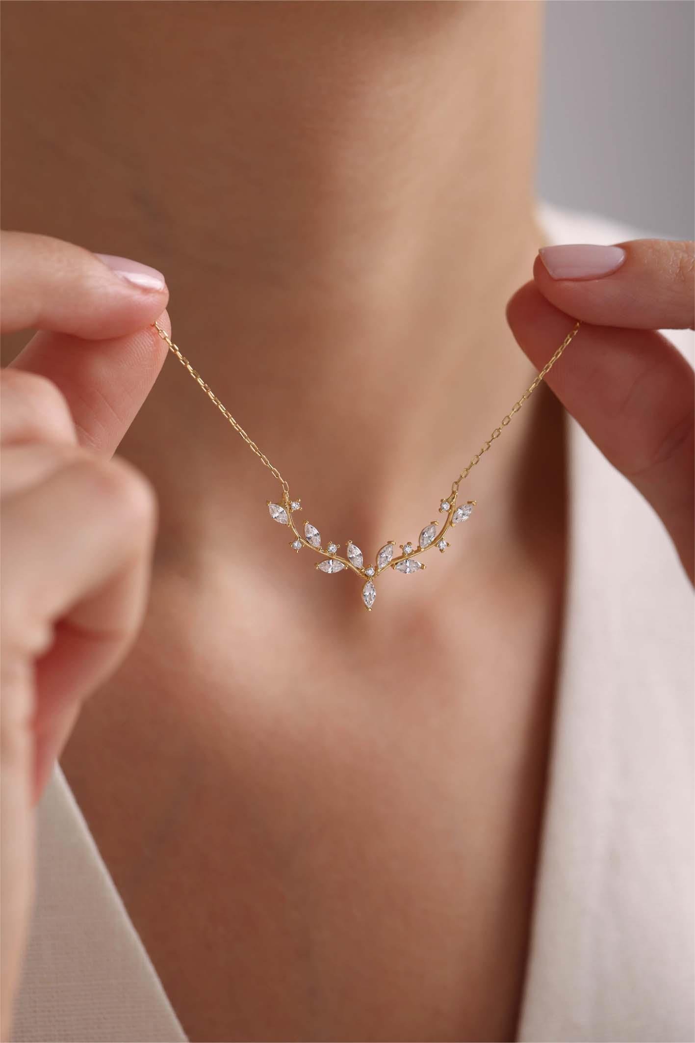 925 Ayar Gümüş Işıklı Kutuda Gold Kaplama Mekik Taşlı Zarif Sarmaşık Kolye