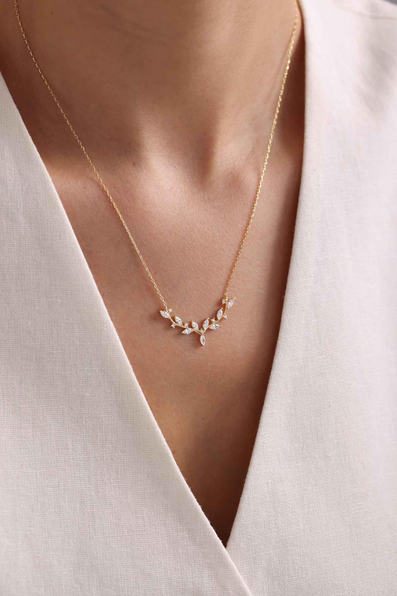 925 Ayar Gümüş Işıklı Kutuda Gold Kaplama Mekik Taşlı Zarif Sarmaşık Kolye