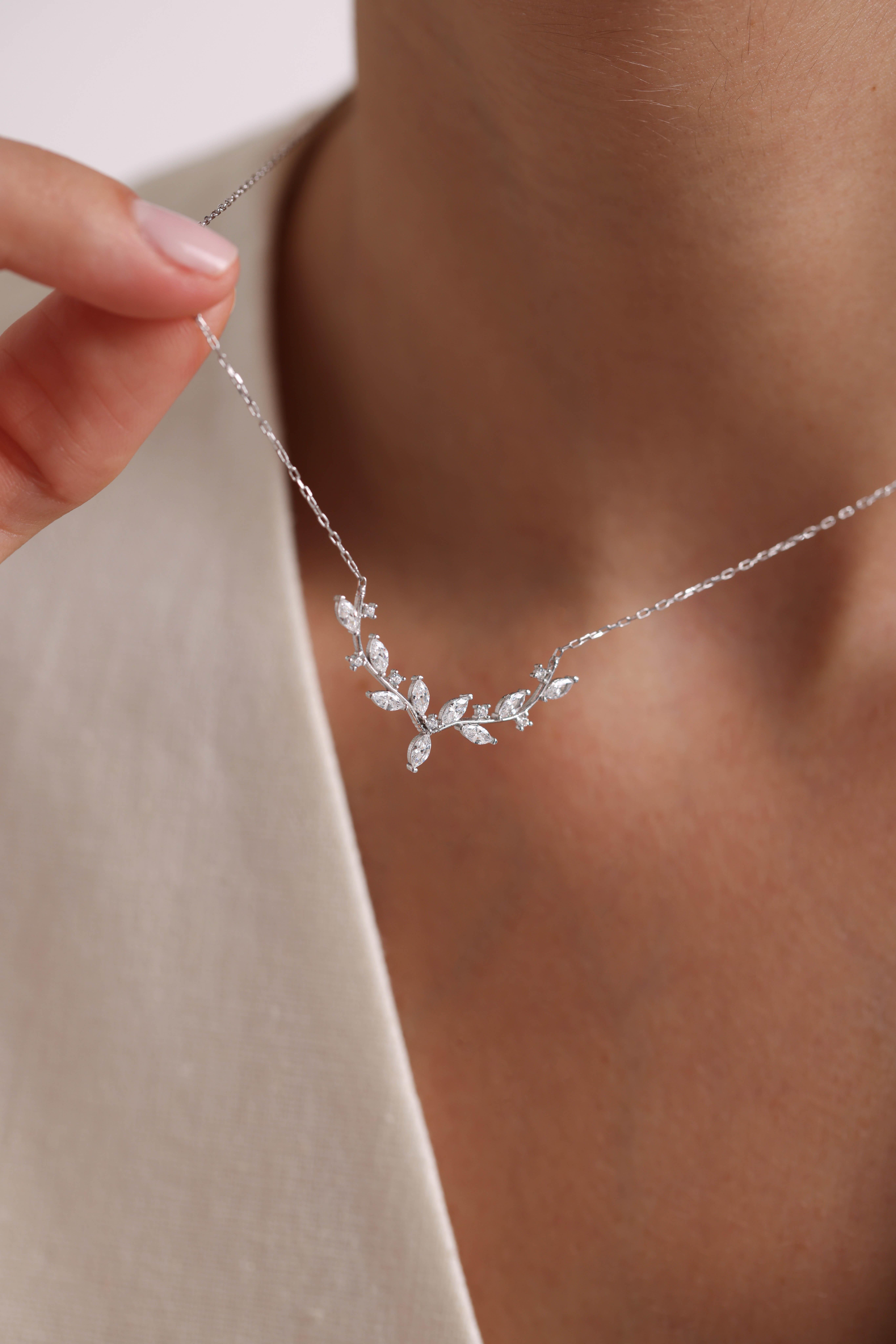 925 Ayar Gümüş Işıklı Kutuda Rodyum Kaplama Mekik Taşlı Zarif Sarmaşık Kolye